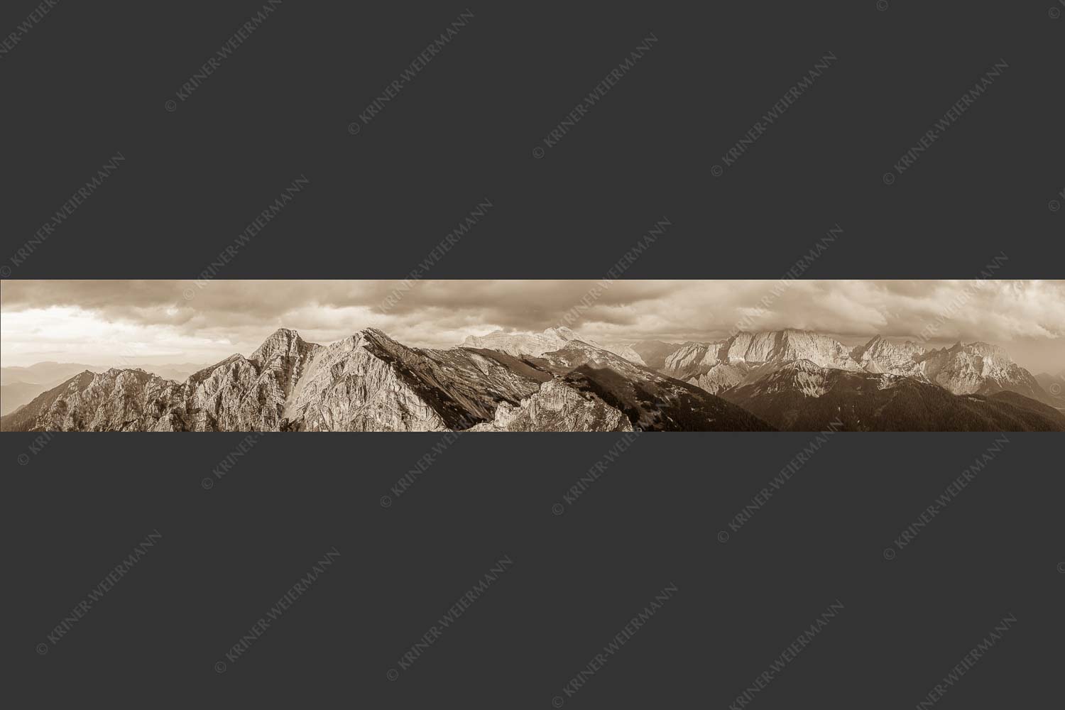 Letztes Sonnenlicht trifft Wörner, Hochkarspitze und Soiernspitze - Seinskopfblick 7:1 sepia -- Seinskopf Abendlicht Gewitterpause Karwendel - mehr Infos bei www.Kriner-Weiermann.de