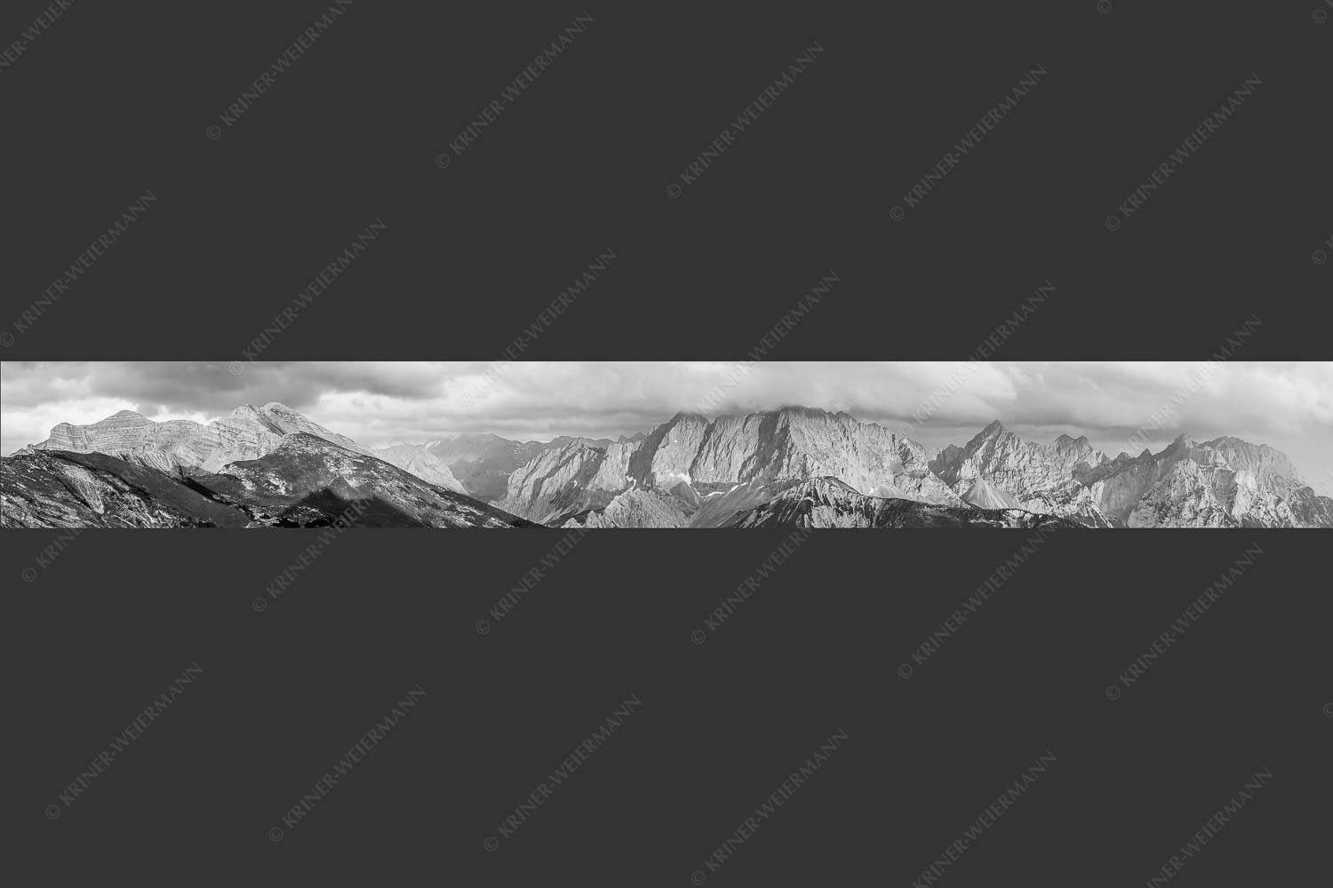 Letztes Sonnenlicht trifft Wörner, Hochkarspitze und Soiernspitze - Seinskopfblick 8:1 sw -- Seinskopf Abendlicht Gewitterpause Karwendel - mehr Infos bei www.Kriner-Weiermann.de