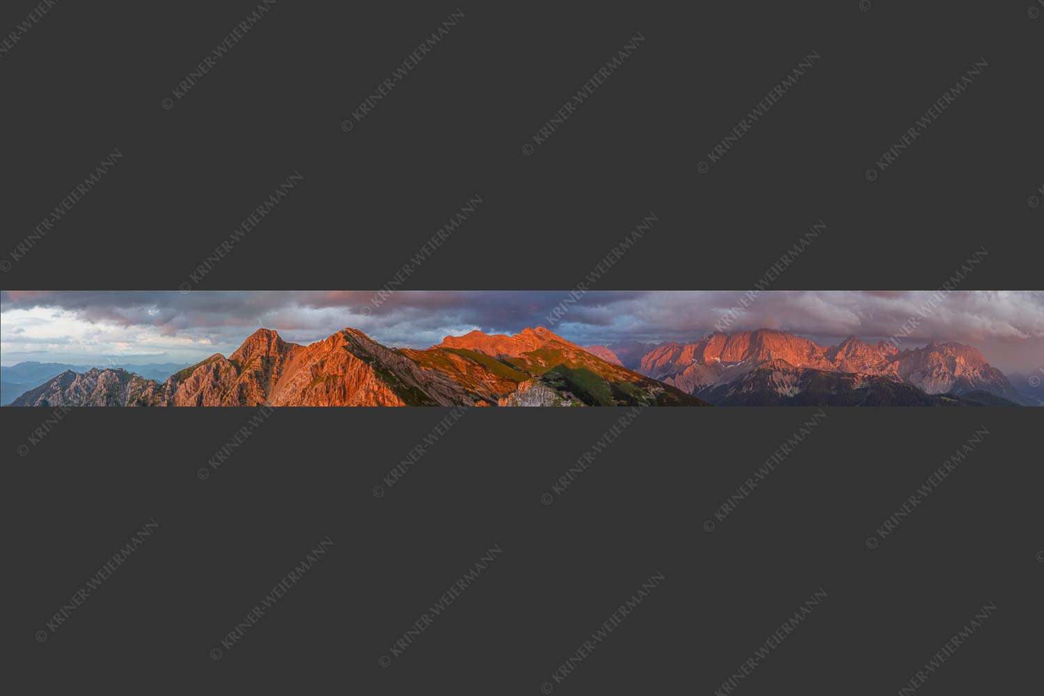 Letztes Sonnenlicht trifft Wörner, Hochkarspitze und Soiernspitze - Seinskopfblick 9:1  -- Seinskopf Abendlicht Gewitterpause Karwendel - mehr Infos bei www.Kriner-Weiermann.de