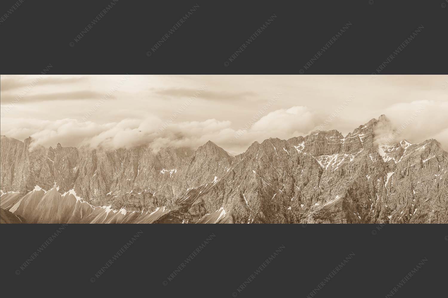 Nordwände des Karwendelhauptkammes - Sie zeigen sich 3:1 sepia -- Birkkar Kaltwasserkar Laliderer - mehr Infos bei www.Kriner-Weiermann.de