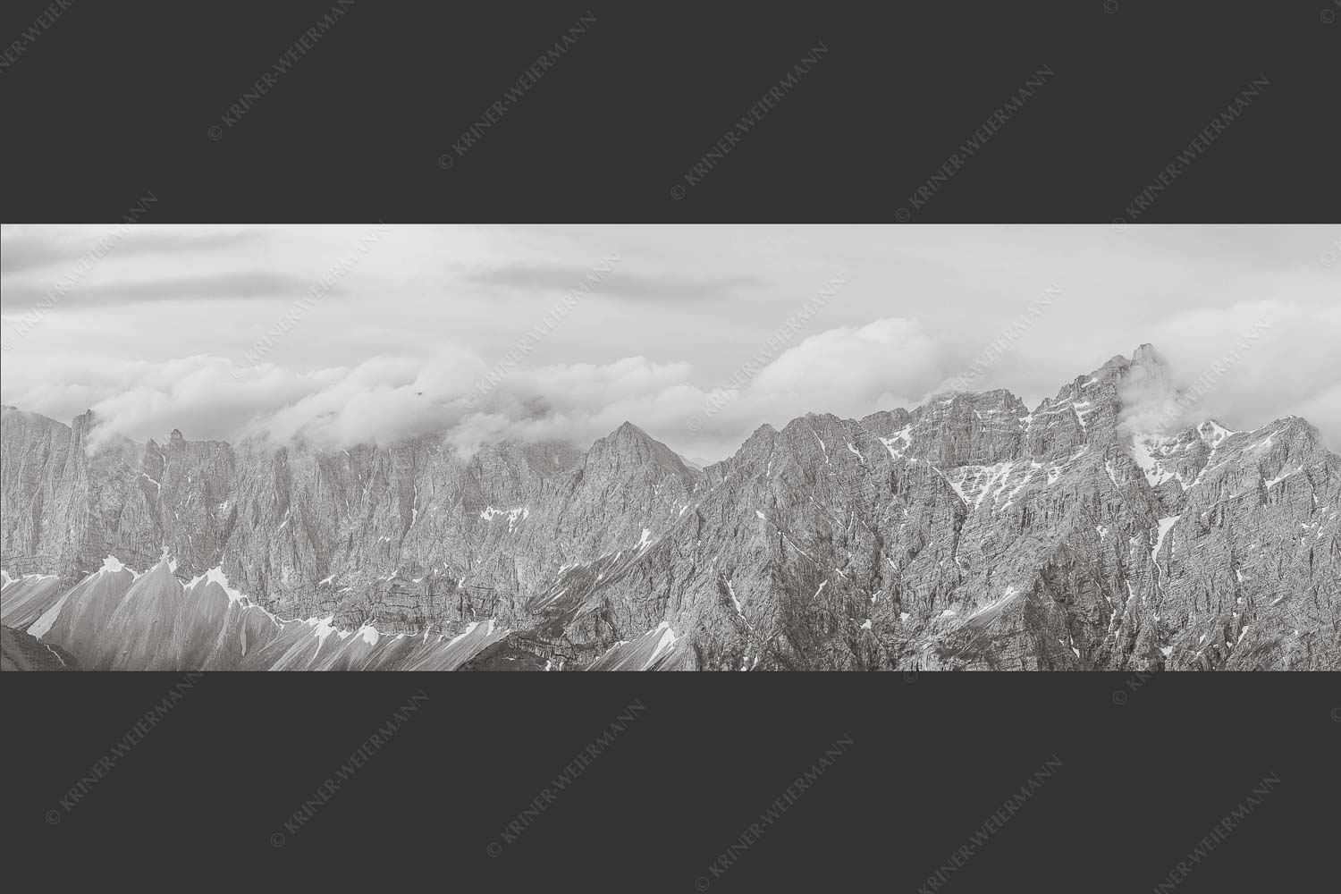 Nordwände des Karwendelhauptkammes - Sie zeigen sich 3:1 sw -- Birkkar Kaltwasserkar Laliderer - mehr Infos bei www.Kriner-Weiermann.de