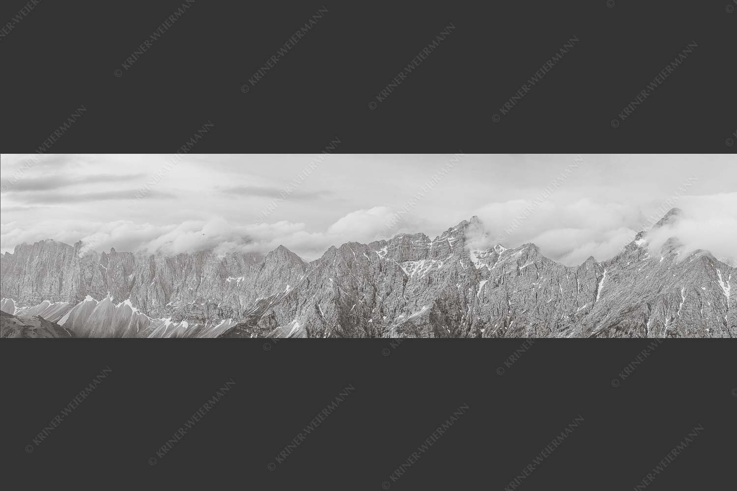 Nordwände des Karwendelhauptkammes - Sie zeigen sich 4:1 sw -- Birkkar Kaltwasserkar Laliderer - mehr Infos bei www.Kriner-Weiermann.de