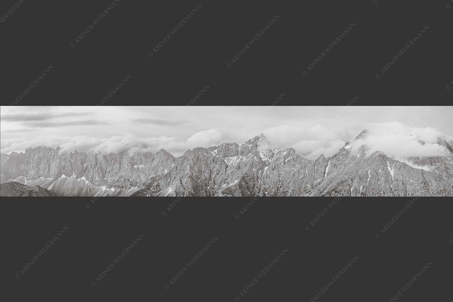 Nordwände des Karwendelhauptkammes - Sie zeigen sich 5:1 sw -- Birkkar Kaltwasserkar Laliderer - mehr Infos bei www.Kriner-Weiermann.de