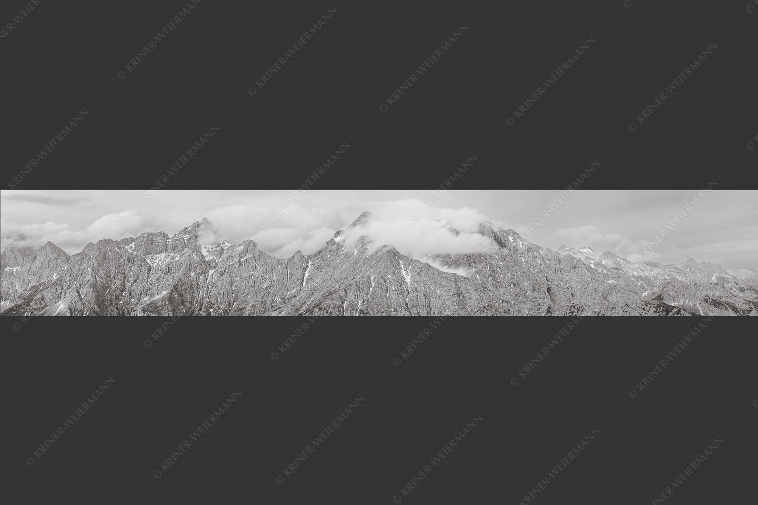 Nordwände des Karwendelhauptkammes - Sie zeigen sich 6:1 sw -- Birkkar Kaltwasserkar Laliderer - mehr Infos bei www.Kriner-Weiermann.de