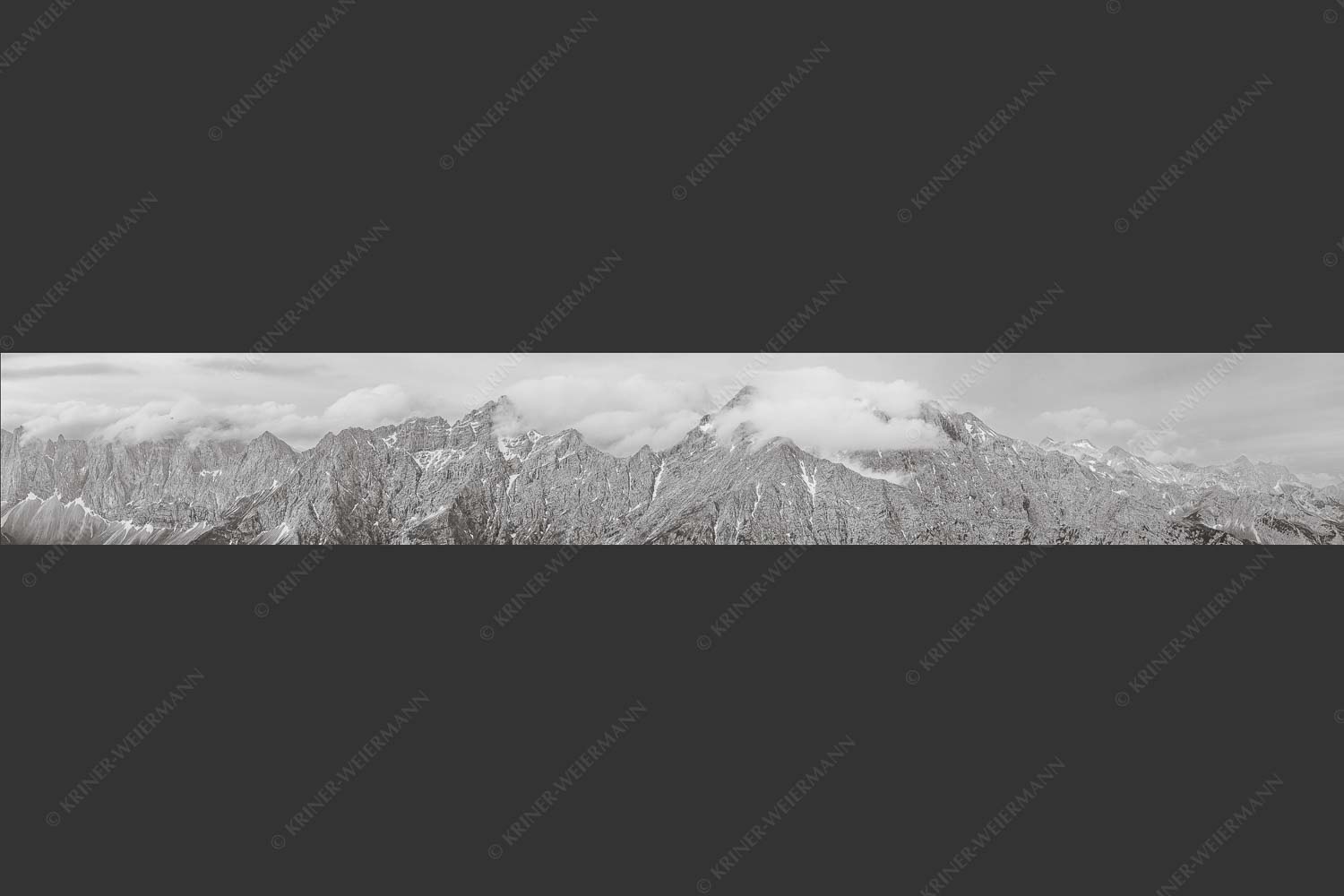 Nordwände des Karwendelhauptkammes - Sie zeigen sich 7:1 sw -- Birkkar Kaltwasserkar Laliderer - mehr Infos bei www.Kriner-Weiermann.de