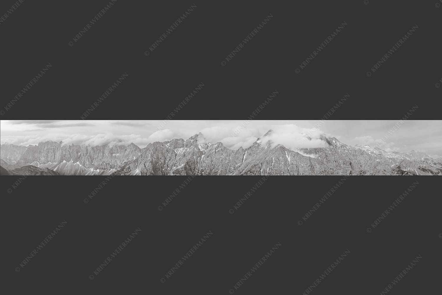 Nordwände des Karwendelhauptkammes - Sie zeigen sich 8:1 sw -- Birkkar Kaltwasserkar Laliderer - mehr Infos bei www.Kriner-Weiermann.de