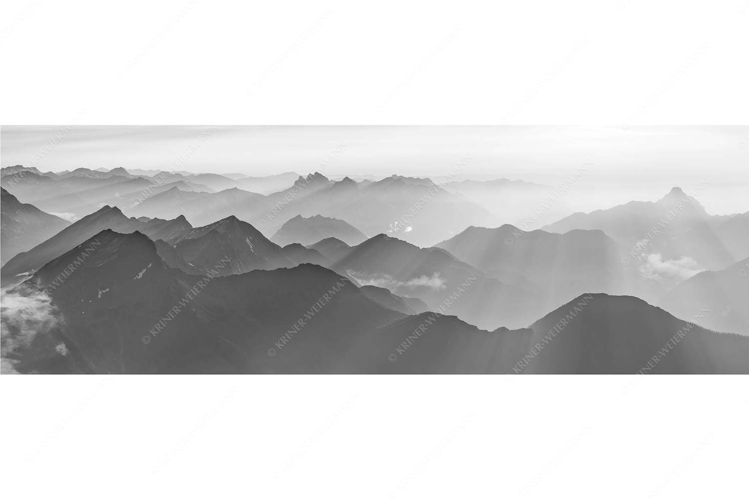 Mittsommerlicher Sonnenuntergang von der Zugspitze - Atemlos Wurm links_3zu1_sw - mehr Infos bei www.Kriner-Weiermann.de