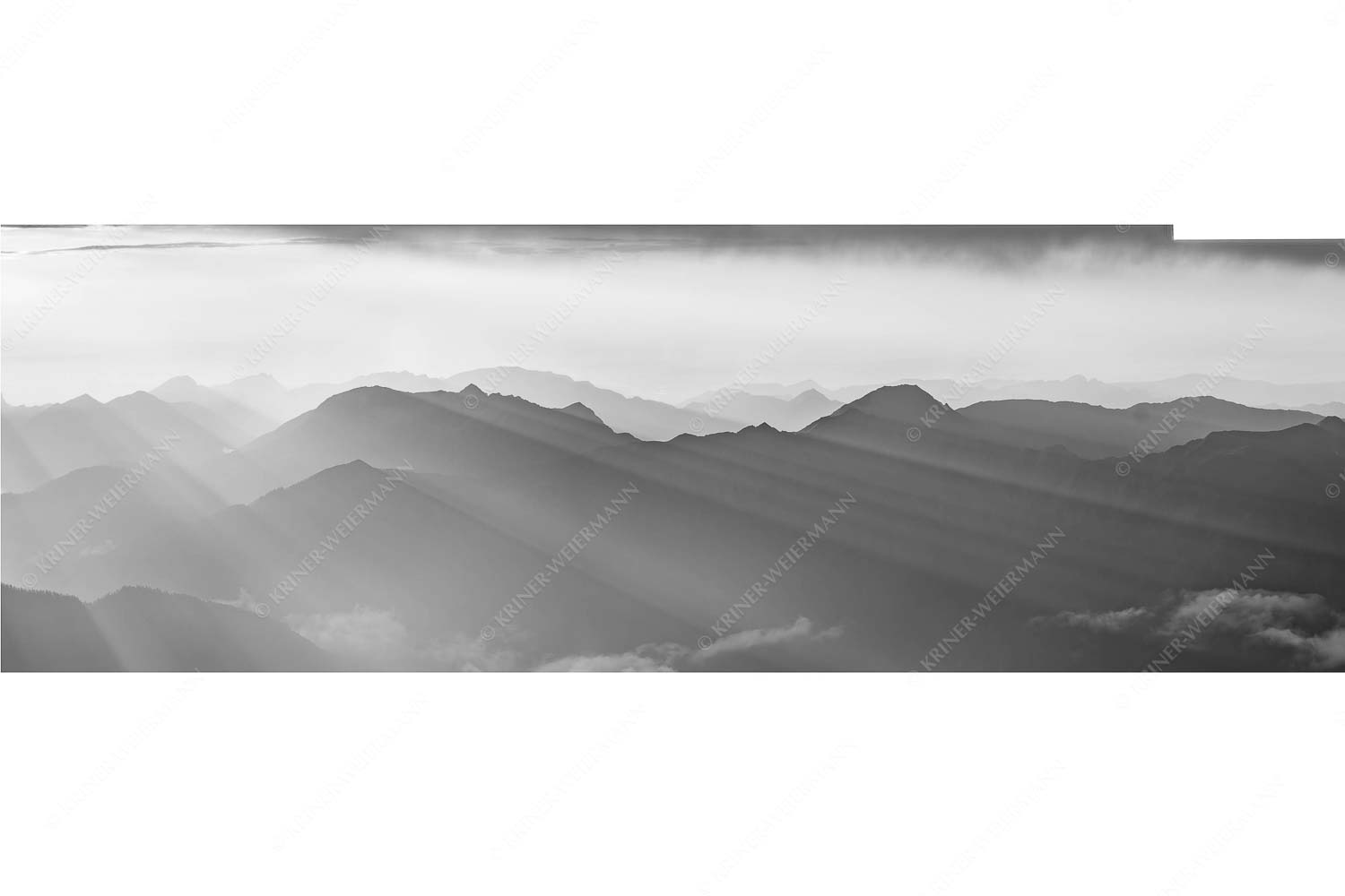 Mittsommerlicher Sonnenuntergang von der Zugspitze - Atemlos Wurm rechts_3zu1_sw - mehr Infos bei www.Kriner-Weiermann.de