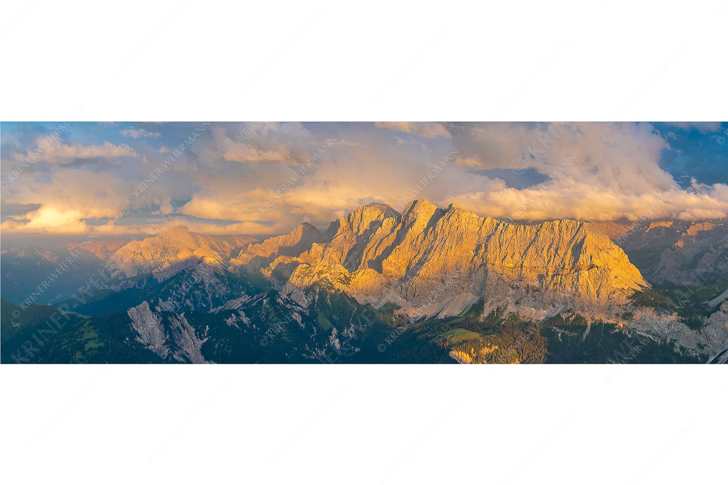 Blick von der Soiernspitze ins Karwendelgebirge - Heiter bis wolkig Wurm links_3zu1 - mehr Infos bei www.Kriner-Weiermann.de