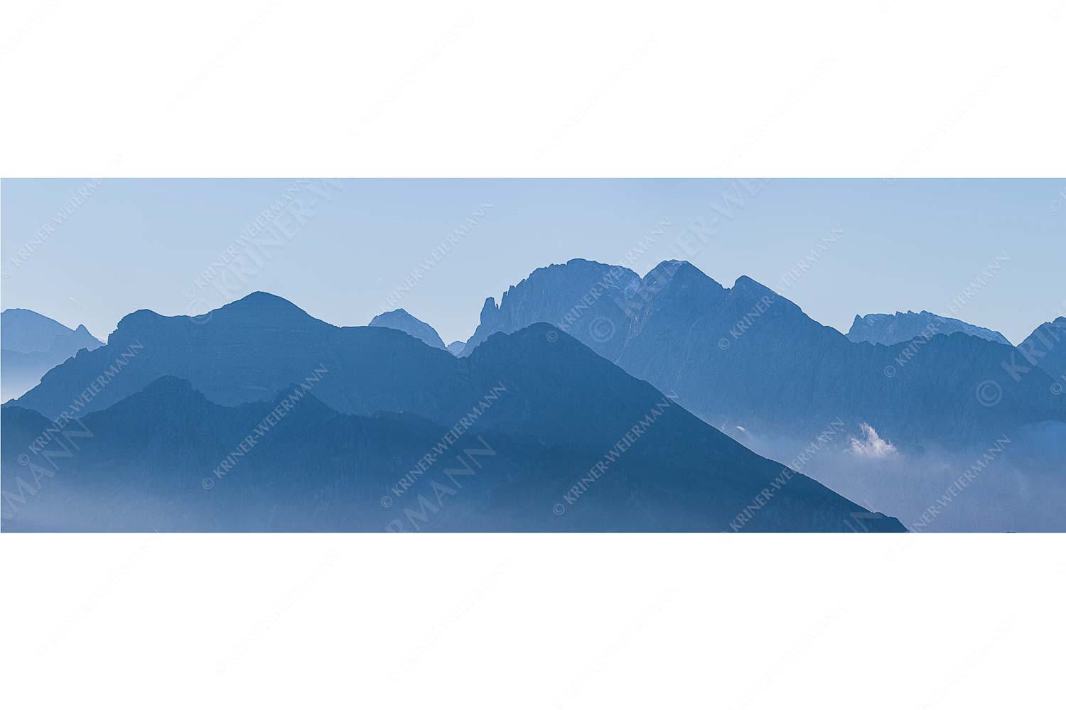 Klar und deutlich trennen sich die Bergketten von Soiern- und Karwendelgebirge - Morgenschnitt Wurm rechts_3zu1 - mehr Infos bei www.Kriner-Weiermann.de
