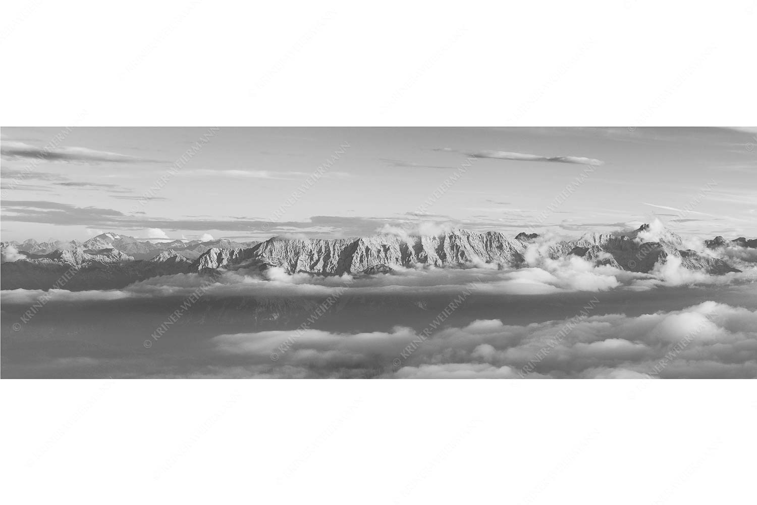 Blick vom Estergebirge ins Wettersteingebirge - Zufriedenheit Wurm links_3zu1_sw - mehr Infos bei www.Kriner-Weiermann.de