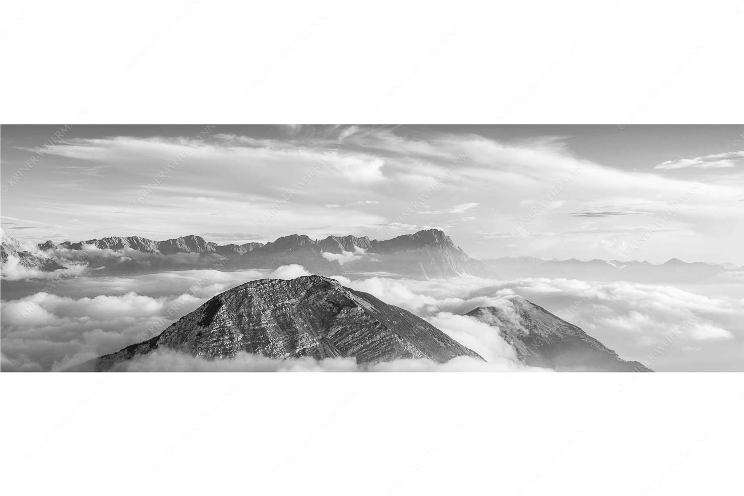 Blick vom Estergebirge ins Wettersteingebirge - Zufriedenheit Wurm rechts_3zu1_sw - mehr Infos bei www.Kriner-Weiermann.de