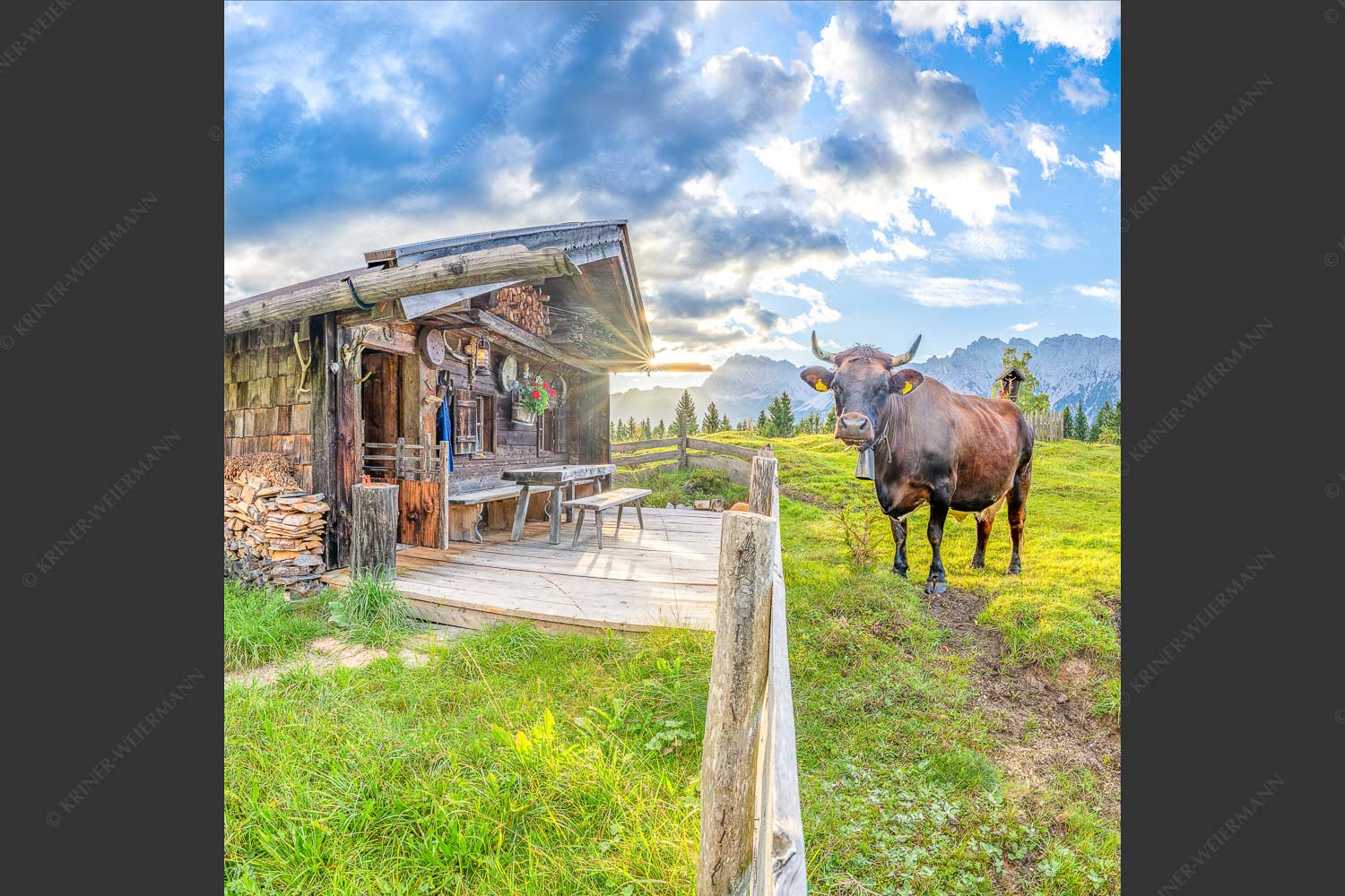 Malerische Almhütte bei Mittenwald mit Karwendel - Almbiente II 1:1  -- Mittenwald Alm Buckelwiesen Karwendel - mehr Infos bei www.Kriner-Weiermann.de