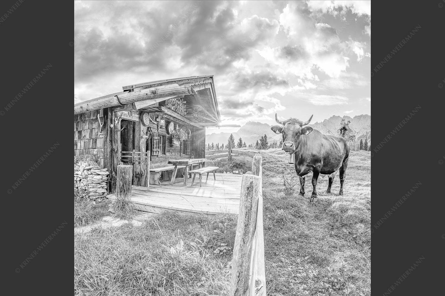 Malerische Almhütte bei Mittenwald mit Karwendel - Almbiente II 1:1 sw -- Mittenwald Alm Buckelwiesen Karwendel - mehr Infos bei www.Kriner-Weiermann.de