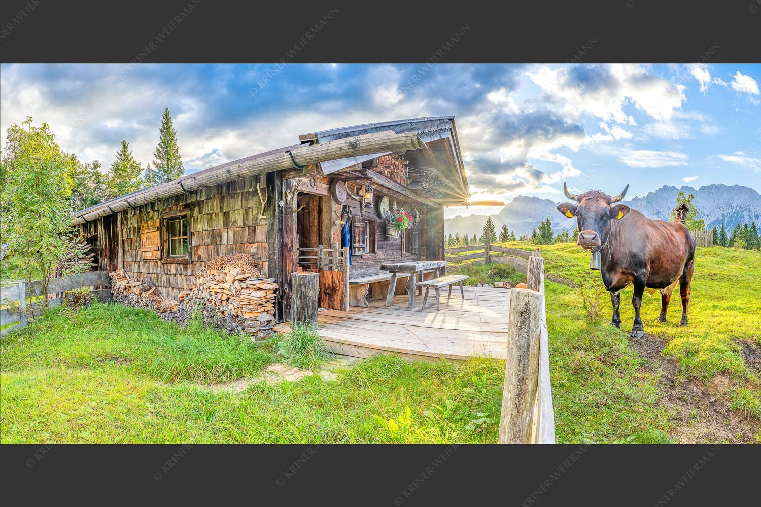 Malerische Almhütte bei Mittenwald mit Karwendel - Almbiente II 2:1  -- Mittenwald Alm Buckelwiesen Karwendel - mehr Infos bei www.Kriner-Weiermann.de