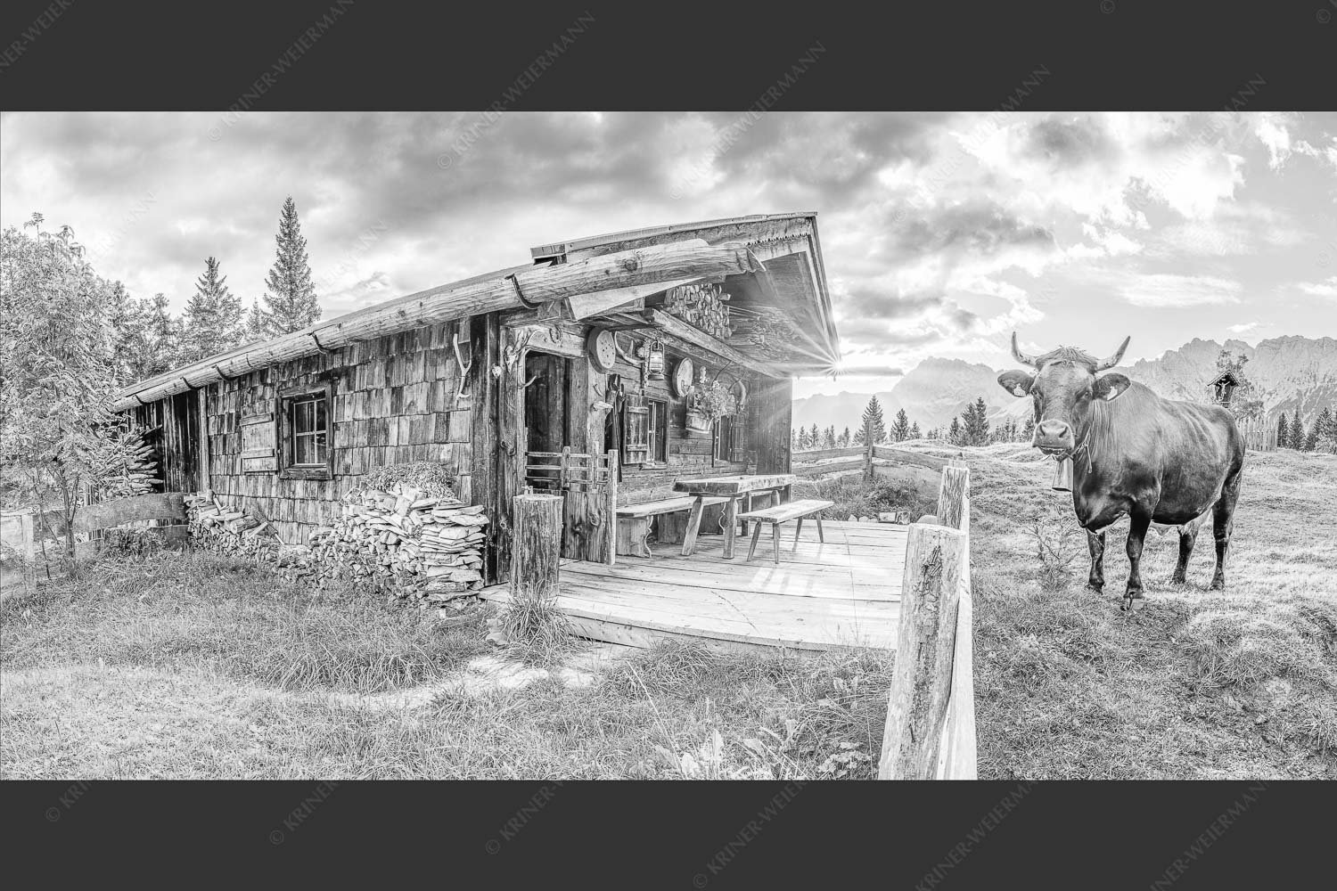 Malerische Almhütte bei Mittenwald mit Karwendel - Almbiente II 2:1 sw -- Mittenwald Alm Buckelwiesen Karwendel - mehr Infos bei www.Kriner-Weiermann.de