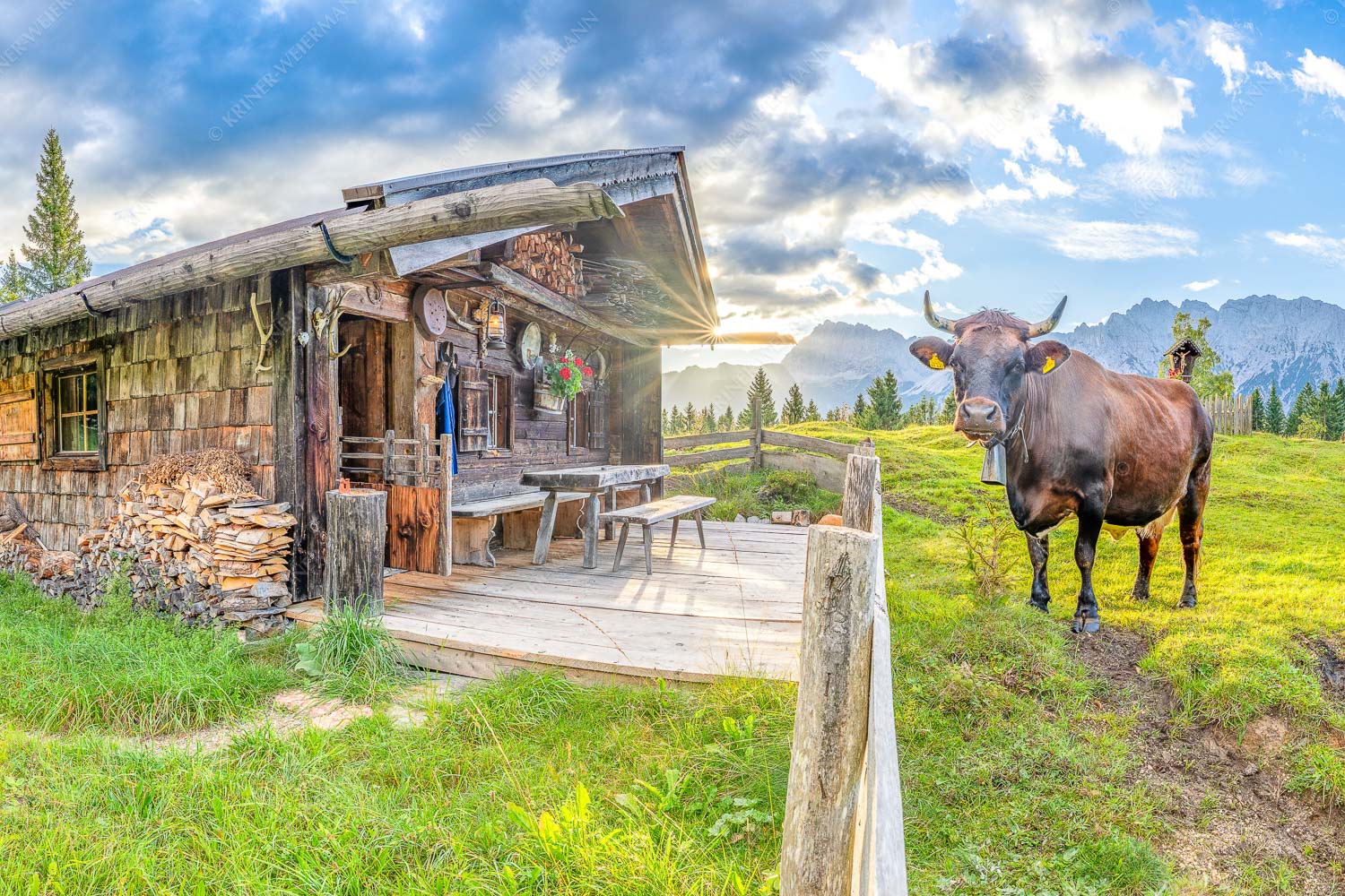 Malerische Almhütte bei Mittenwald mit Karwendel - Almbiente II 3:2  -- Mittenwald Alm Buckelwiesen Karwendel - mehr Infos bei www.Kriner-Weiermann.de