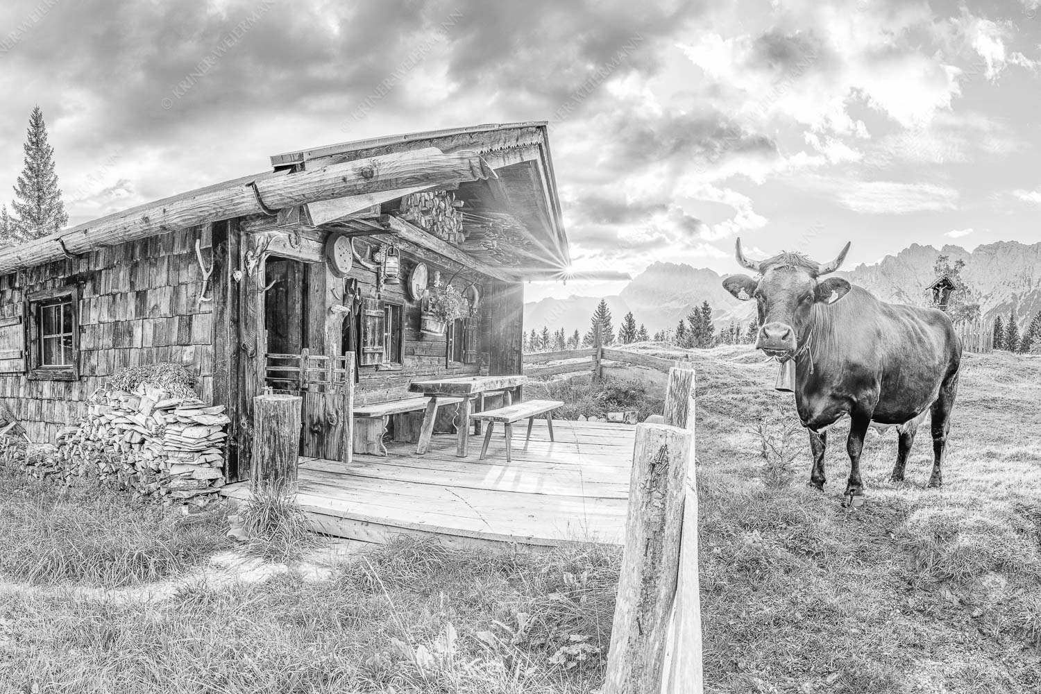 Malerische Almhütte bei Mittenwald mit Karwendel - Almbiente II 3:2 sw -- Mittenwald Alm Buckelwiesen Karwendel - mehr Infos bei www.Kriner-Weiermann.de