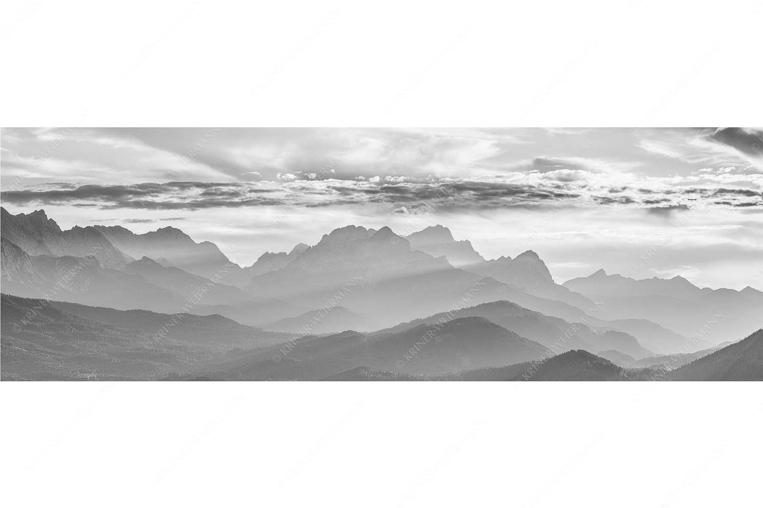 Traumhafte Abendstimmung in den unzähligen Gipfeln des Wetterstein- und Zugspitzmassivs - Heimatsilhouetten_3zu1_sw - mehr Infos bei www.Kriner-Weiermann.de