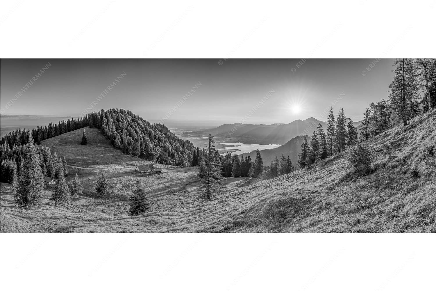 Herrlicher Sonnenaufgang auf der Kaseralm mit Blick auf den Kochelsee - Morgensymphonie_25zu1_sw - mehr Infos bei www.Kriner-Weiermann.de
