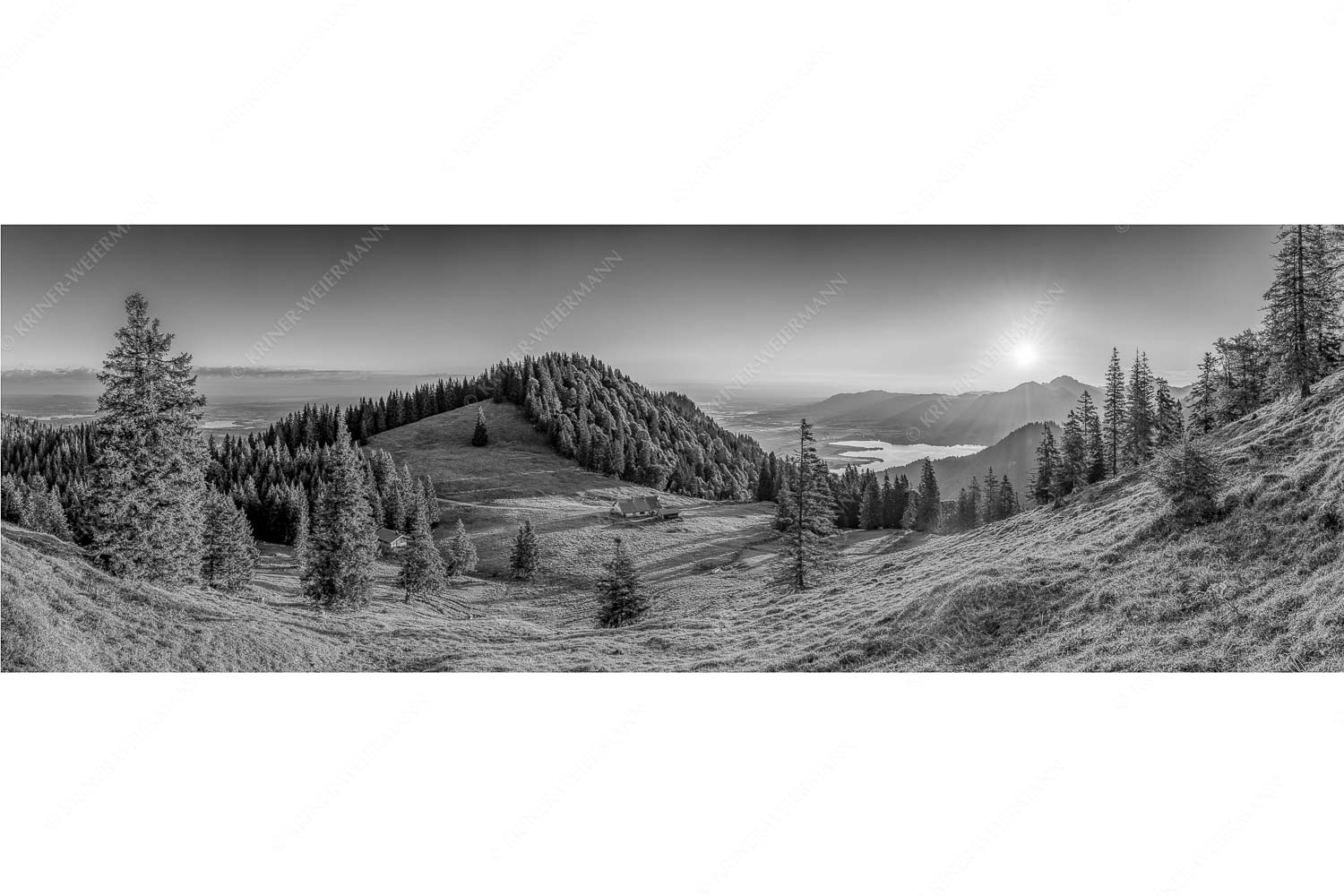 Herrlicher Sonnenaufgang auf der Kaseralm mit Blick auf den Kochelsee - Morgensymphonie_3zu1_sw - mehr Infos bei www.Kriner-Weiermann.de
