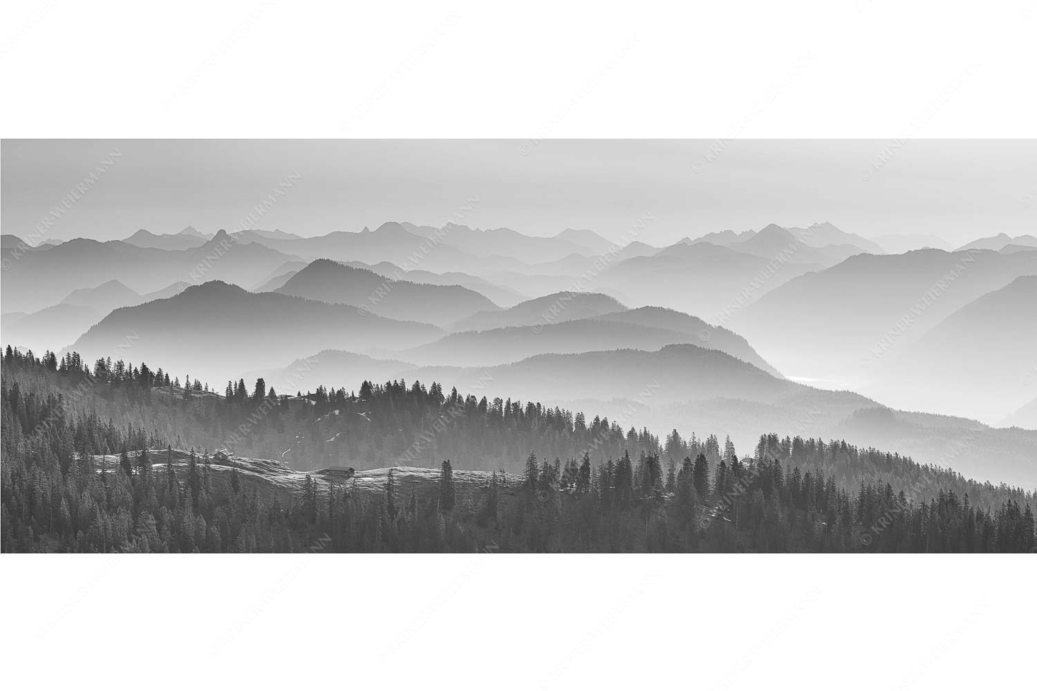 Morgenstimmung bei der Krüner Alm mit Panoramablick vom Wendelstein bis Zugspitze - Über d Oima_25zu1_sw - mehr Infos bei www.Kriner-Weiermann.de