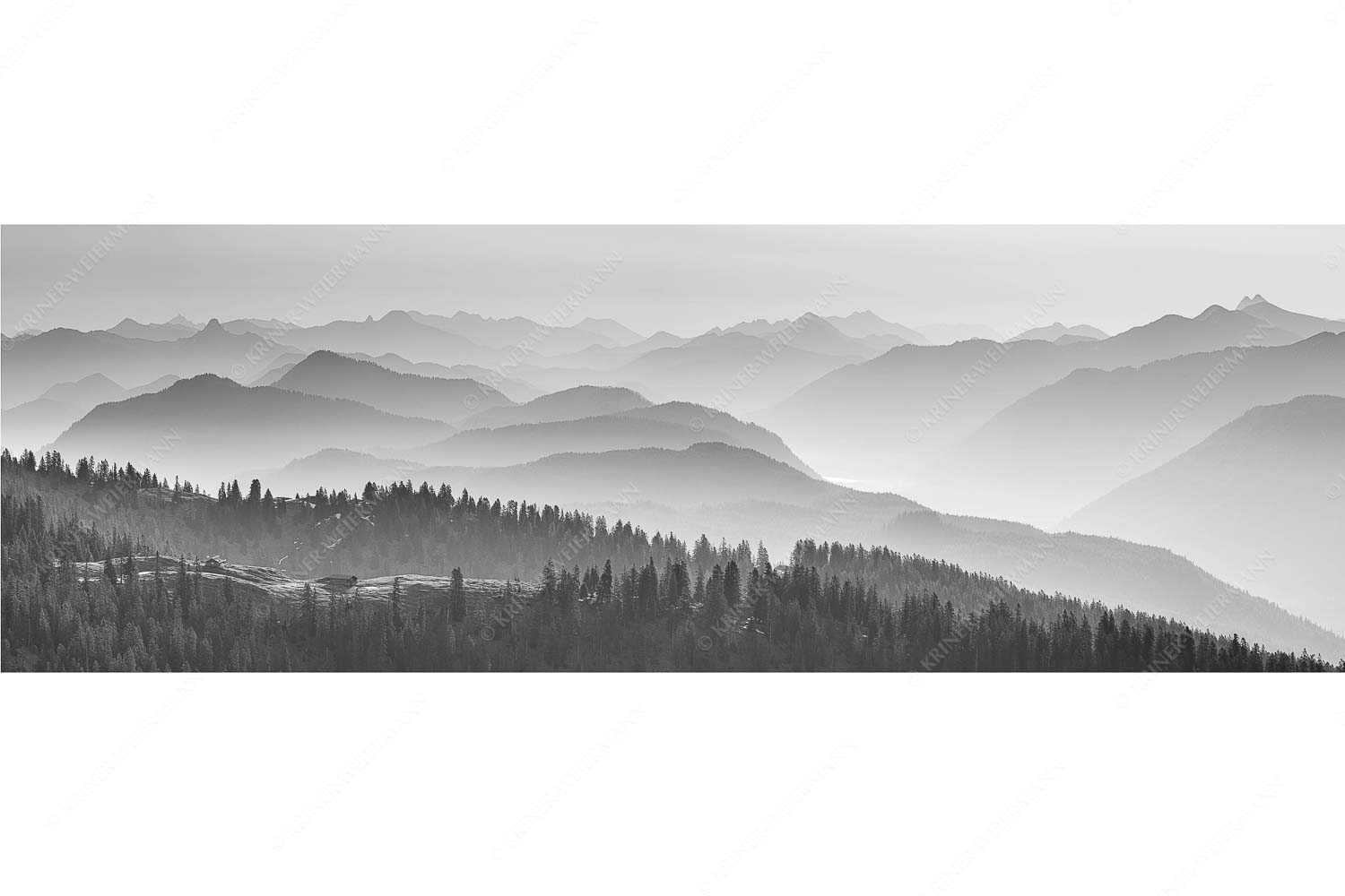 Morgenstimmung bei der Krüner Alm mit Panoramablick vom Wendelstein bis Zugspitze - Über d Oima_3zu1_sw - mehr Infos bei www.Kriner-Weiermann.de