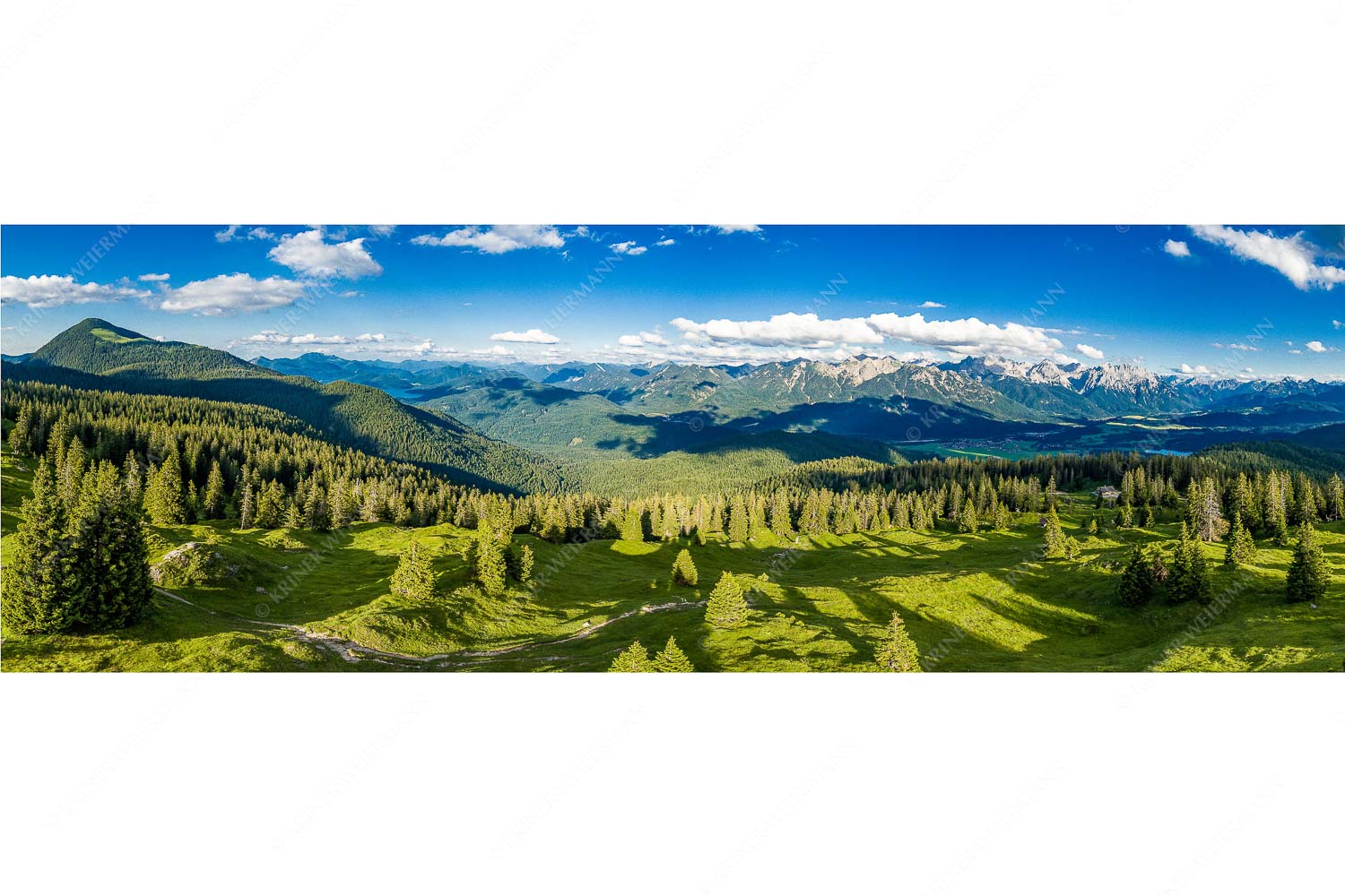 Blick über die Wallgaueralm ins Isartal und Karwendel - Waldwelten_3zu1 - mehr Infos bei www.Kriner-Weiermann.de