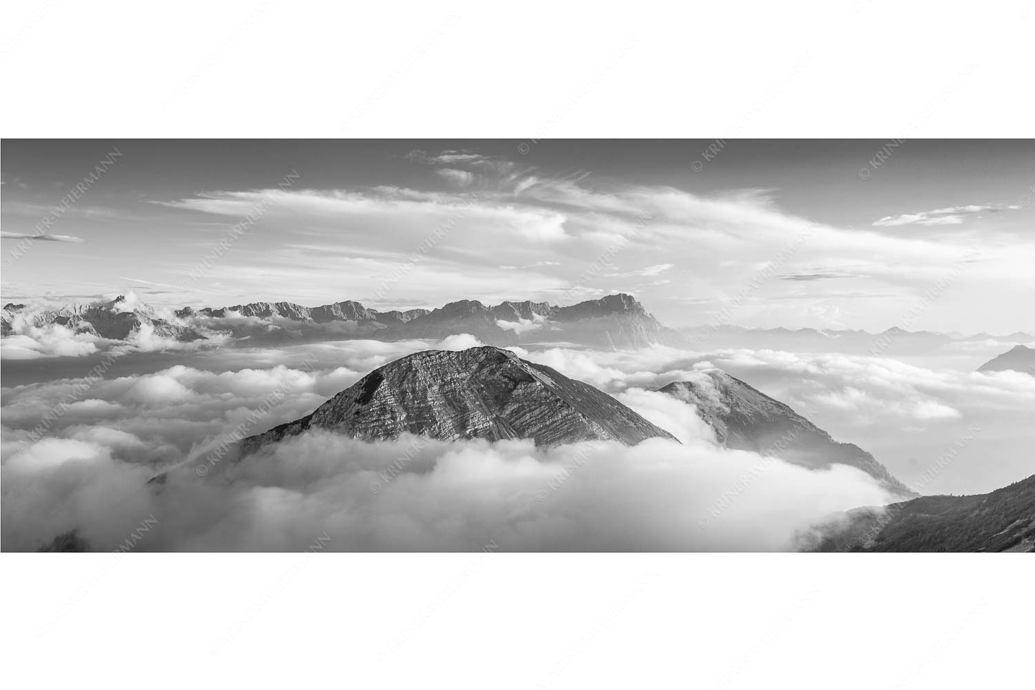 Blick vom Estergebirge ins Wettersteingebirge mit Zugspitze - Zufriedenheit_25zu1_sw - mehr Infos bei www.Kriner-Weiermann.de