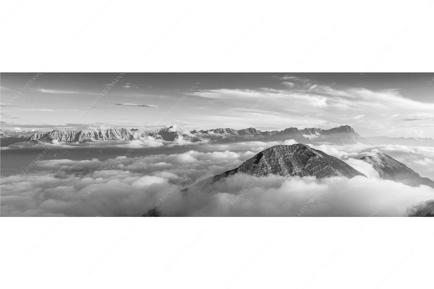 Blick vom Estergebirge ins Wettersteingebirge mit Zugspitze - Zufriedenheit_3zu1_sw - mehr Infos bei www.Kriner-Weiermann.de