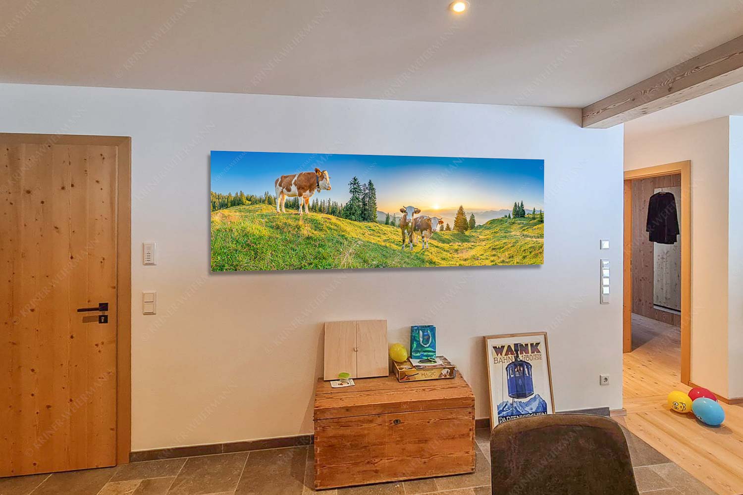 Zwei junge Rinder auf der Wallgauer Alm im Estergebirge bei Sonnenaufgang - Küche (2) Sonnenaufgang auf der Alm-Kälber auf der Wallgaueralm 3:1 - mehr Infos bei www.Kriner-Weiermann.de