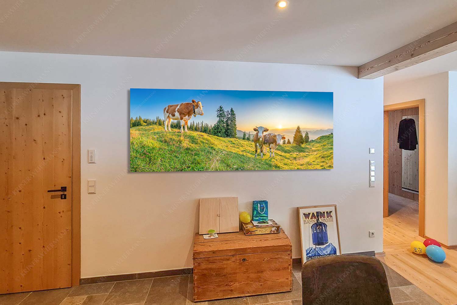 Zwei junge Rinder auf der Wallgauer Alm im Estergebirge bei Sonnenaufgang - Küche Sonnenaufgang auf der Alm-Kälber auf der Wallgaueralm 2,5:1 - mehr Infos bei www.Kriner-Weiermann.de