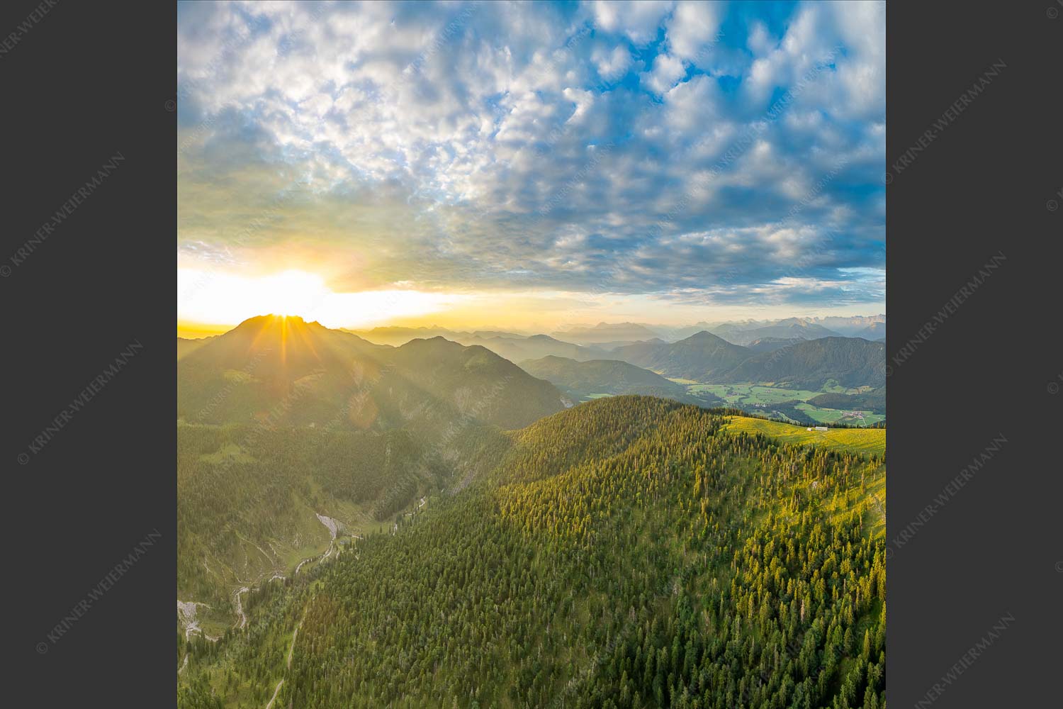 Sonnenaufgang über Benediktenwand mit Jachenau und Walchensee - Licht über dem Land 1:1  -- Hirschhörnlkopf Pfundalm Benediktenwand - mehr Infos bei www.Kriner-Weiermann.de