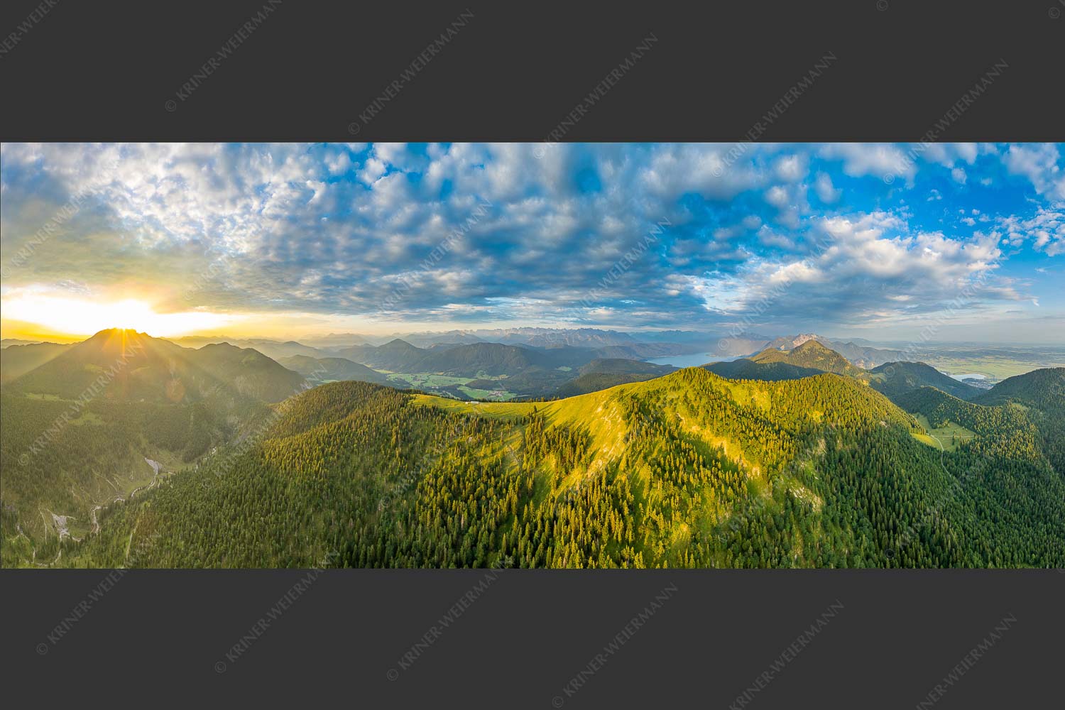Sonnenaufgang über Benediktenwand mit Jachenau und Walchensee - Licht über dem Land 2,5:1  -- Hirschhörnlkopf Pfundalm Benediktenwand - mehr Infos bei www.Kriner-Weiermann.de