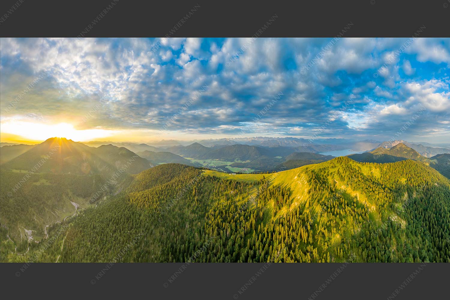Sonnenaufgang über Benediktenwand mit Jachenau und Walchensee - Licht über dem Land 2:1  -- Hirschhörnlkopf Pfundalm Benediktenwand - mehr Infos bei www.Kriner-Weiermann.de