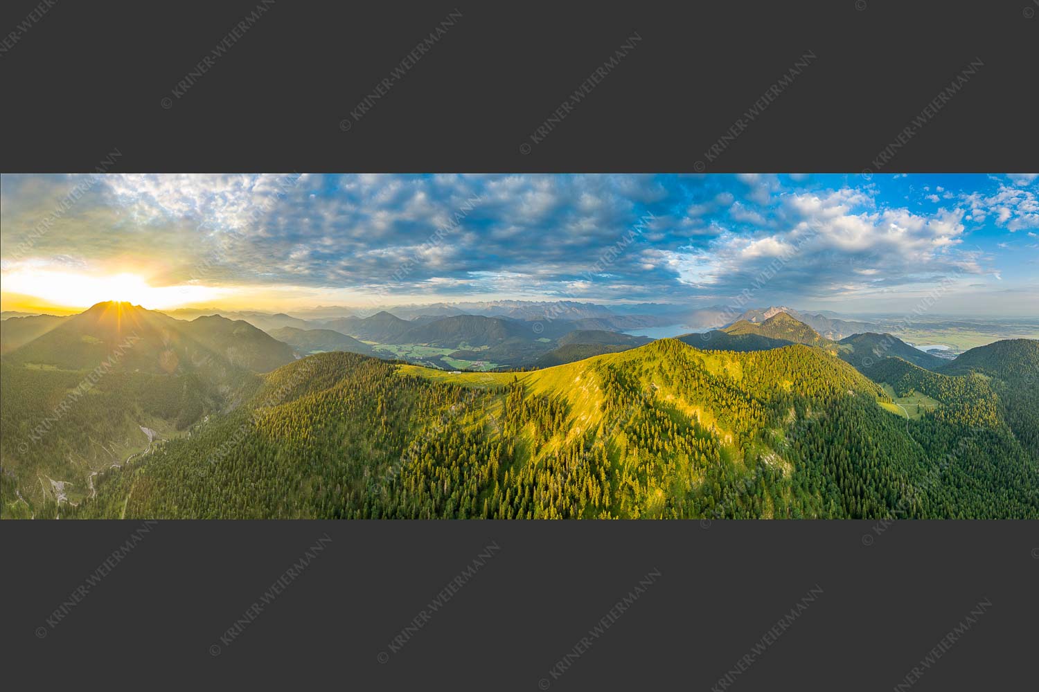 Sonnenaufgang über Benediktenwand mit Jachenau und Walchensee - Licht über dem Land 3:1  -- Hirschhörnlkopf Pfundalm Benediktenwand - mehr Infos bei www.Kriner-Weiermann.de