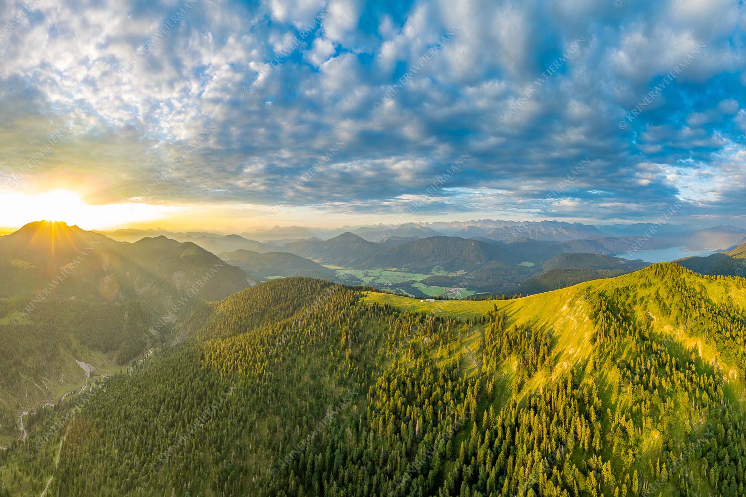 Sonnenaufgang über Benediktenwand mit Jachenau und Walchensee - Licht über dem Land 3:2  -- Hirschhörnlkopf Pfundalm Benediktenwand - mehr Infos bei www.Kriner-Weiermann.de