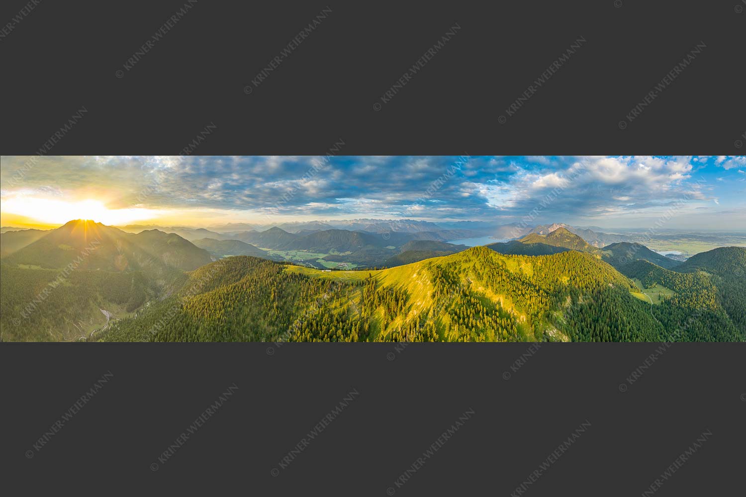 Sonnenaufgang über Benediktenwand mit Jachenau und Walchensee - Licht über dem Land 4:1  -- Hirschhörnlkopf Pfundalm Benediktenwand - mehr Infos bei www.Kriner-Weiermann.de
