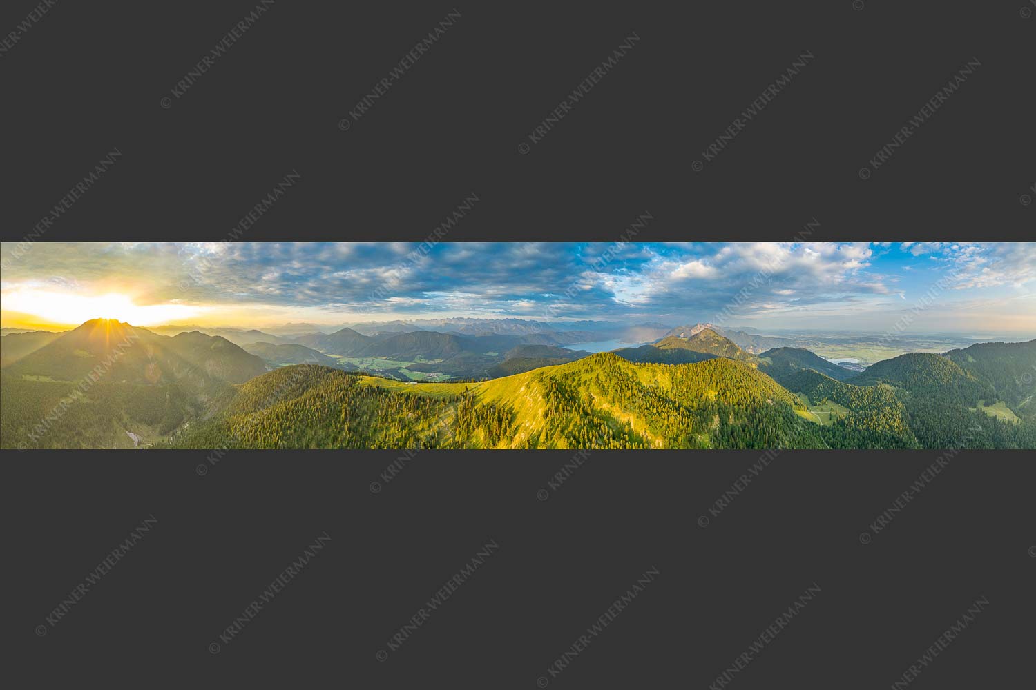 Sonnenaufgang über Benediktenwand mit Jachenau und Walchensee - Licht über dem Land 5:1  -- Hirschhörnlkopf Pfundalm Benediktenwand - mehr Infos bei www.Kriner-Weiermann.de