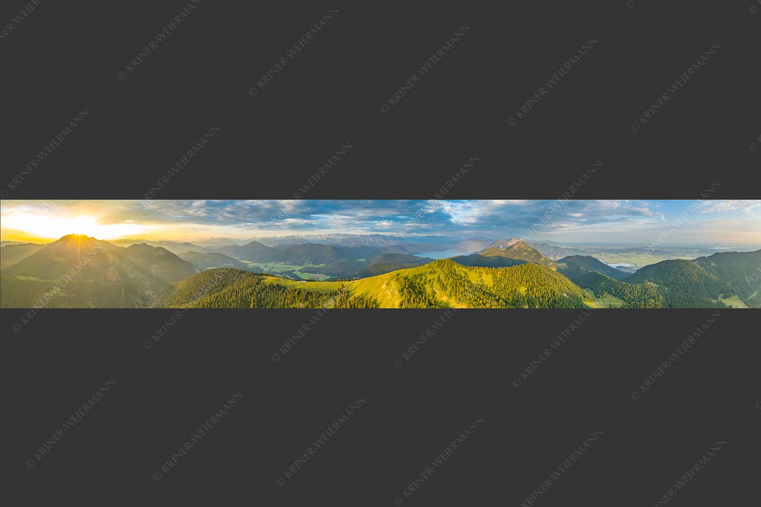 Sonnenaufgang über Benediktenwand mit Jachenau und Walchensee - Licht über dem Land 7:1  -- Hirschhörnlkopf Pfundalm Benediktenwand - mehr Infos bei www.Kriner-Weiermann.de