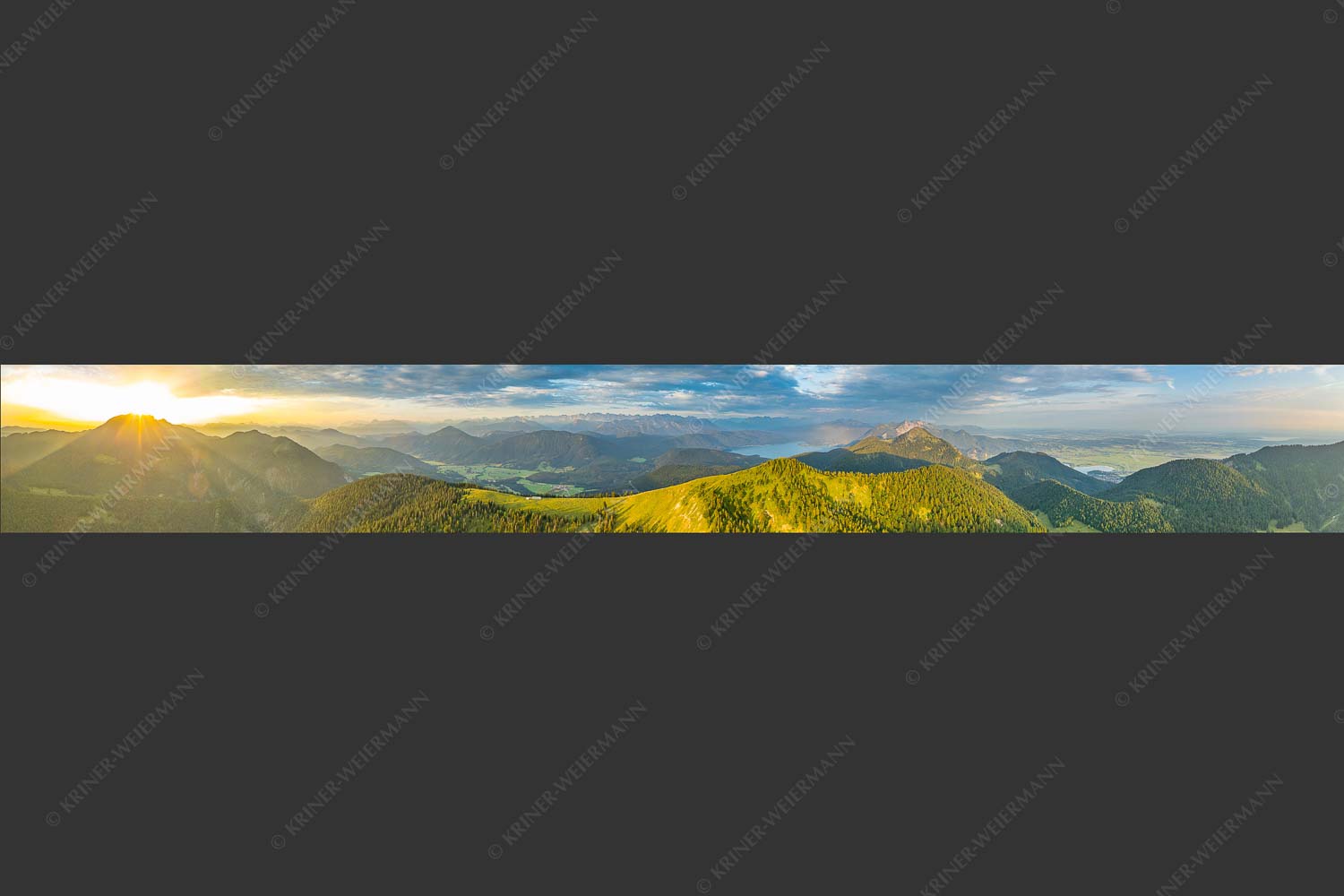 Sonnenaufgang über Benediktenwand mit Jachenau und Walchensee - Licht über dem Land 8:1  -- Hirschhörnlkopf Pfundalm Benediktenwand - mehr Infos bei www.Kriner-Weiermann.de