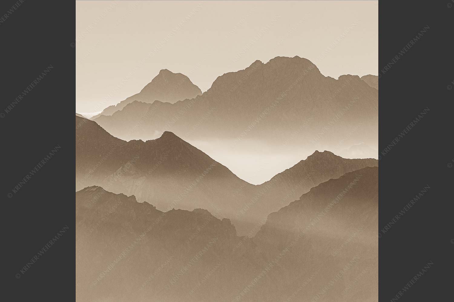 Klar und deutlich trennen sich die Bergketten von Soiern- und Karwendelgebirge - Morgenschnitt 1:1 sepia -- Silhouetten im Karwendel - mehr Infos bei www.Kriner-Weiermann.de