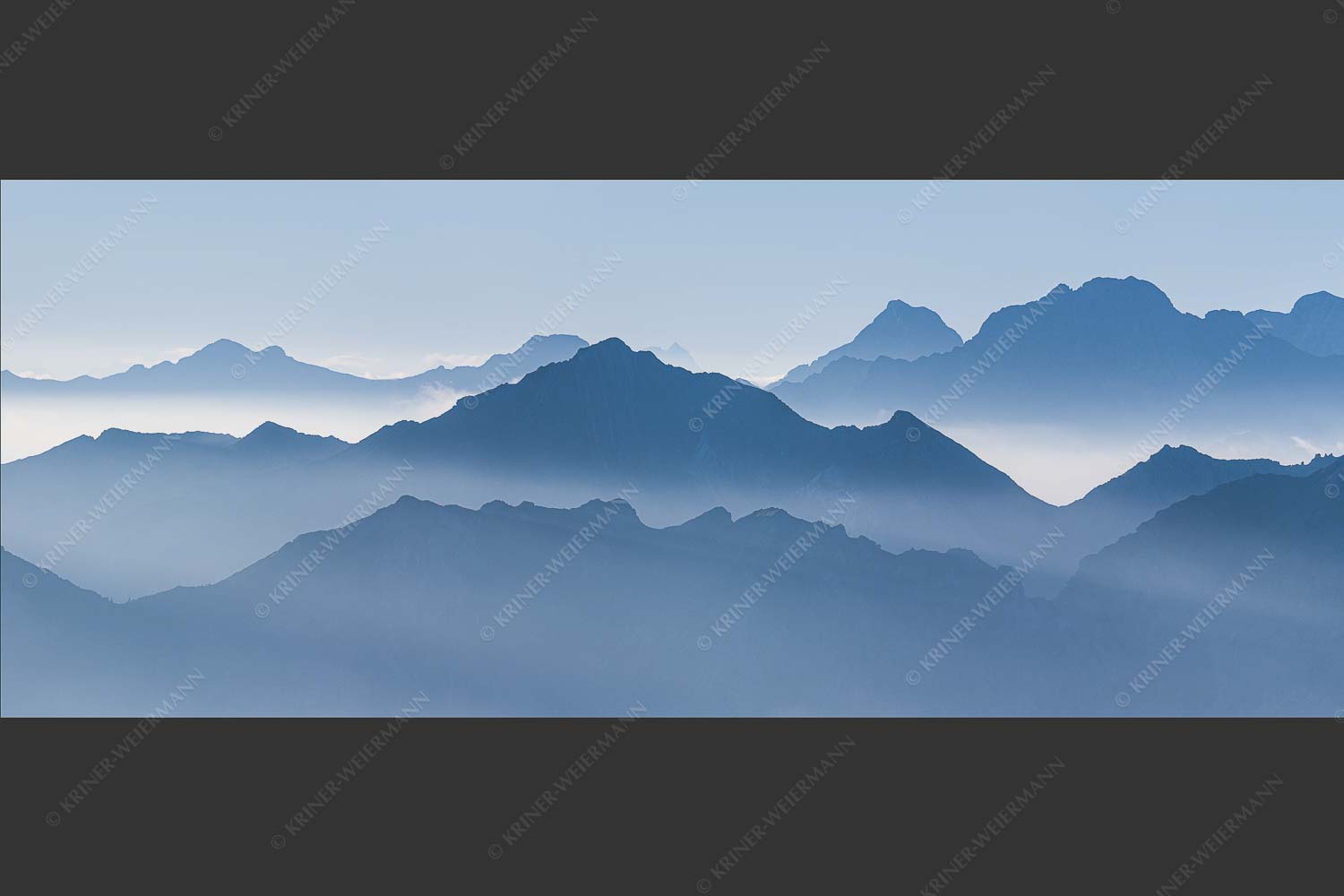 Klar und deutlich trennen sich die Bergketten von Soiern- und Karwendelgebirge - Morgenschnitt 2,5:1  -- Silhouetten im Karwendel - mehr Infos bei www.Kriner-Weiermann.de