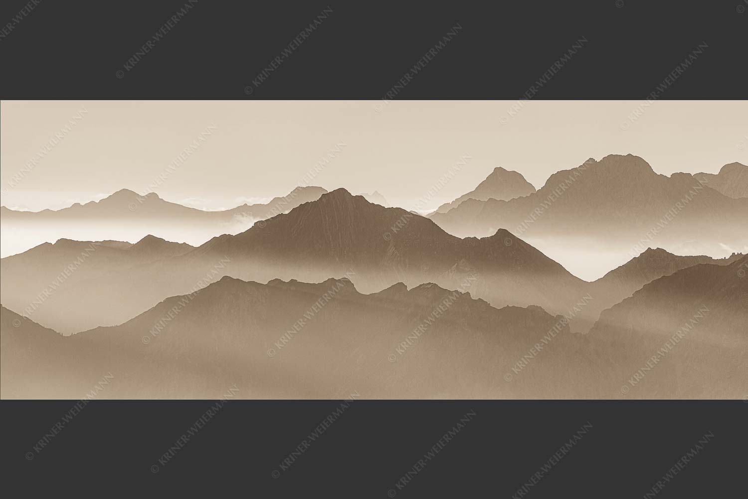 Klar und deutlich trennen sich die Bergketten von Soiern- und Karwendelgebirge - Morgenschnitt 2,5:1 sepia -- Silhouetten im Karwendel - mehr Infos bei www.Kriner-Weiermann.de