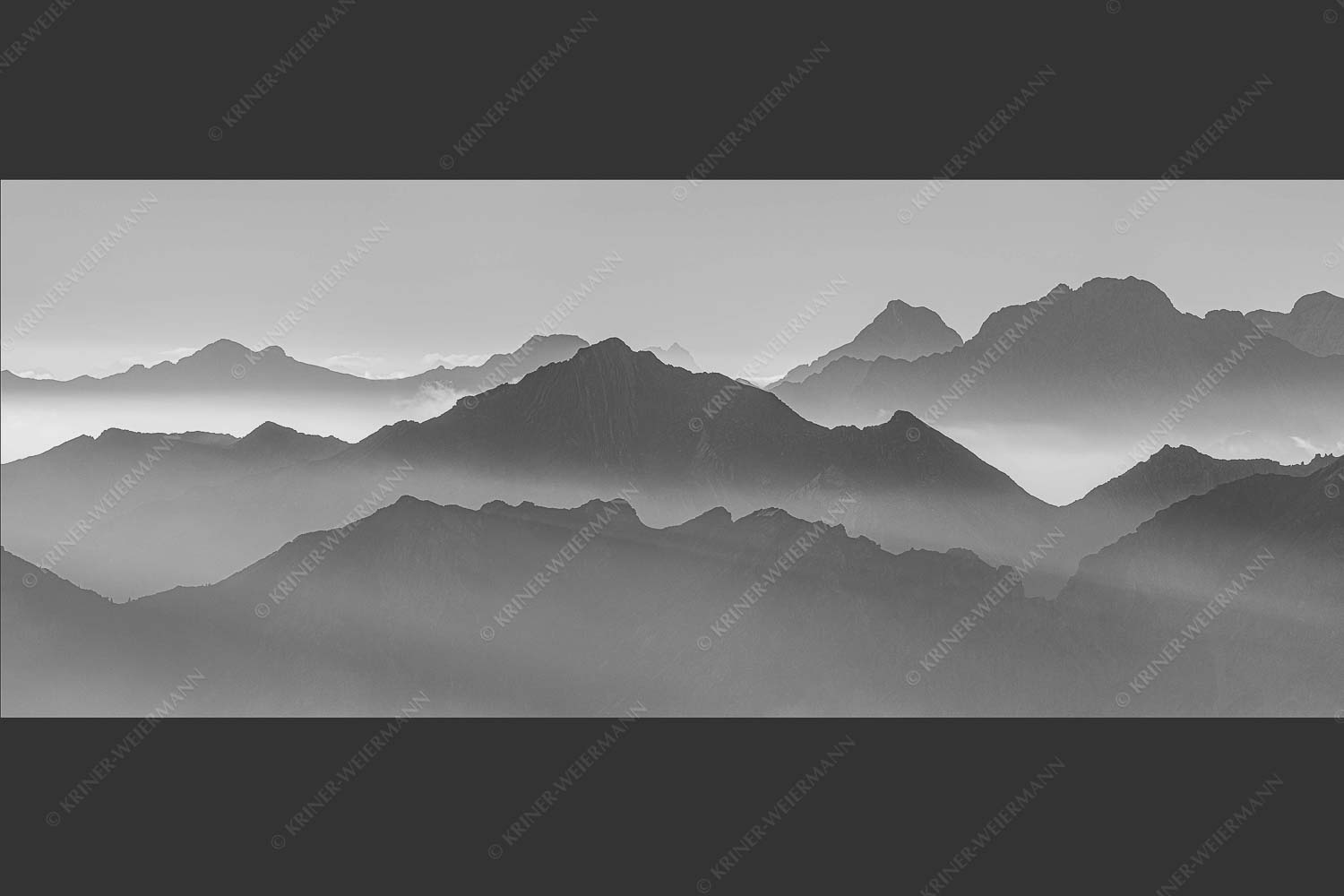 Klar und deutlich trennen sich die Bergketten von Soiern- und Karwendelgebirge - Morgenschnitt 2,5:1 sw -- Silhouetten im Karwendel - mehr Infos bei www.Kriner-Weiermann.de