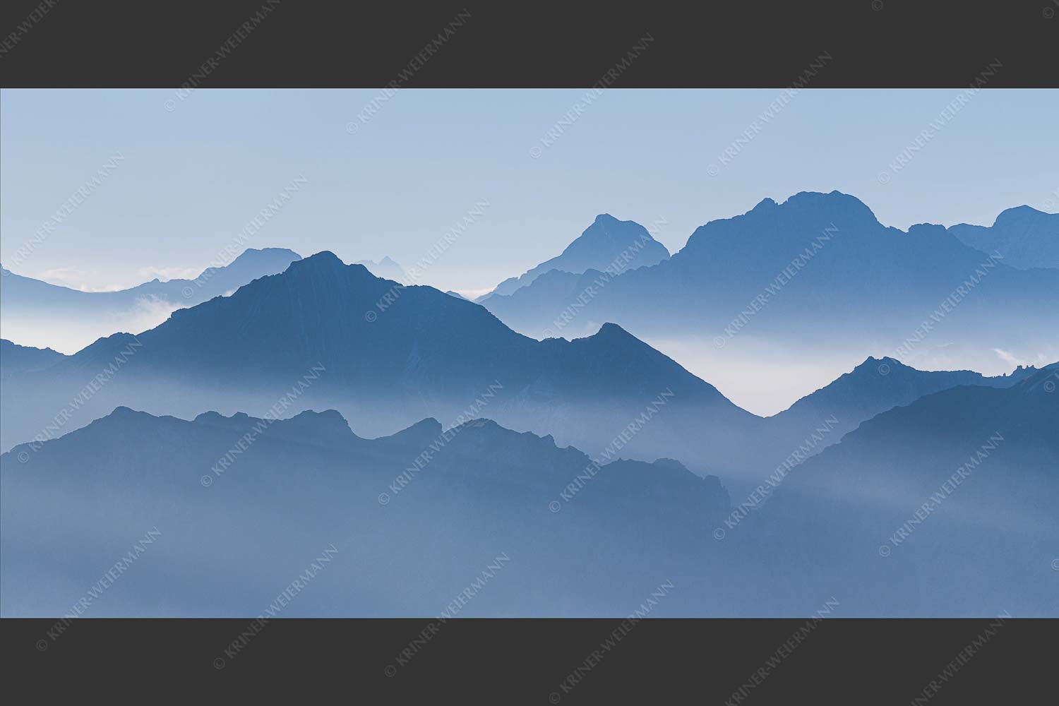 Klar und deutlich trennen sich die Bergketten von Soiern- und Karwendelgebirge - Morgenschnitt 2:1  -- Silhouetten im Karwendel - mehr Infos bei www.Kriner-Weiermann.de