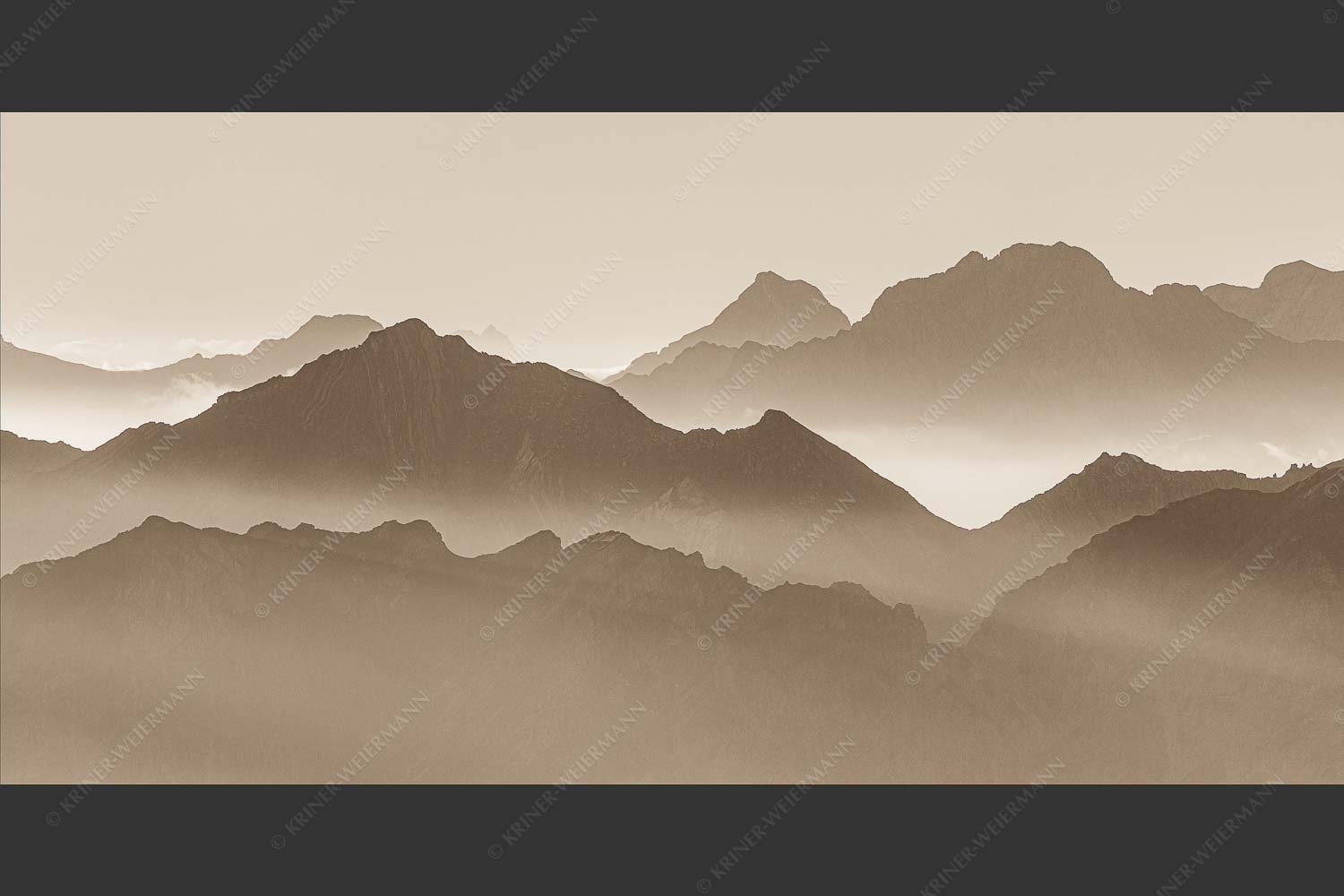 Klar und deutlich trennen sich die Bergketten von Soiern- und Karwendelgebirge - Morgenschnitt 2:1 sepia -- Silhouetten im Karwendel - mehr Infos bei www.Kriner-Weiermann.de