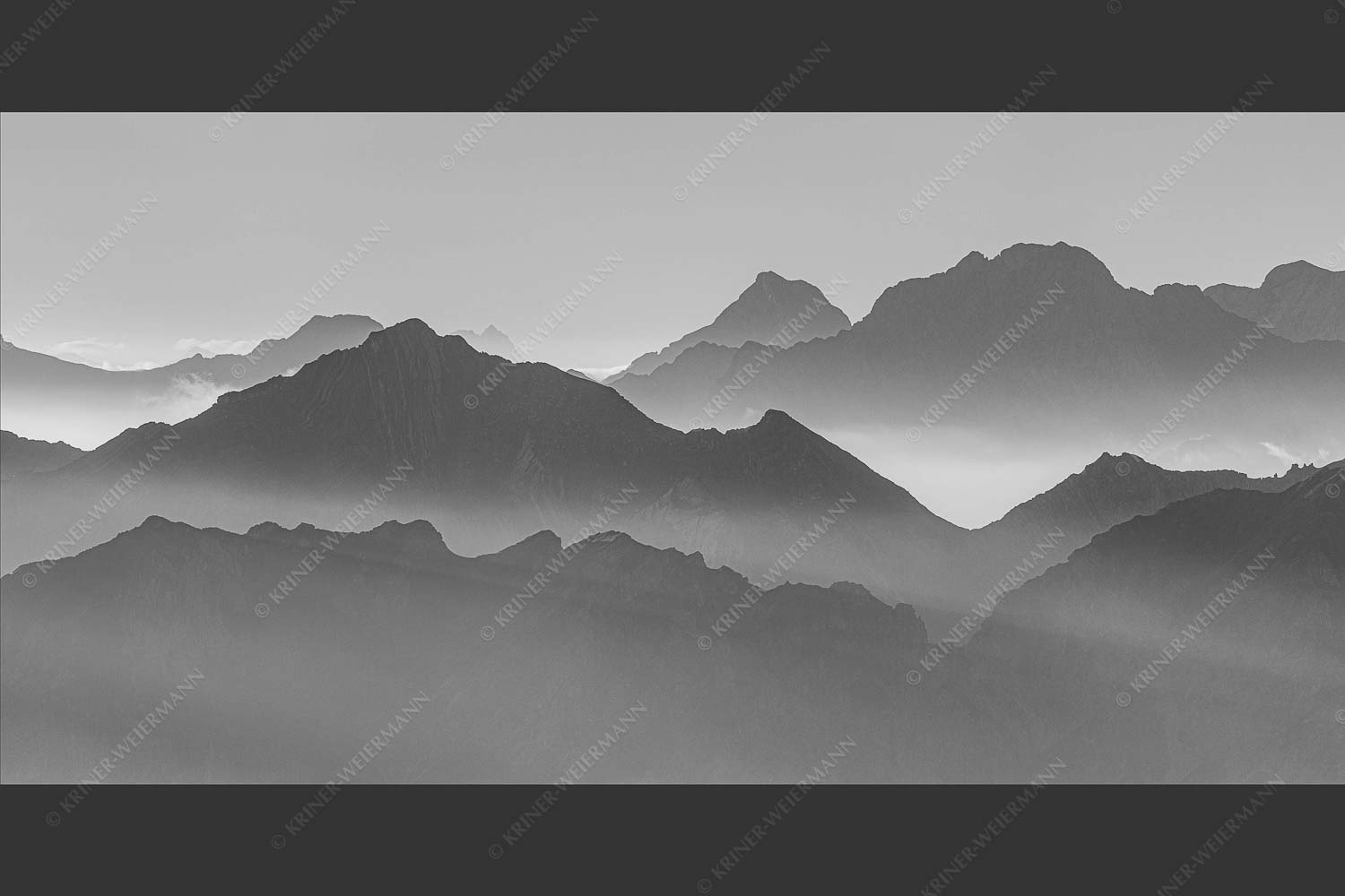 Klar und deutlich trennen sich die Bergketten von Soiern- und Karwendelgebirge - Morgenschnitt 2:1 sw -- Silhouetten im Karwendel - mehr Infos bei www.Kriner-Weiermann.de