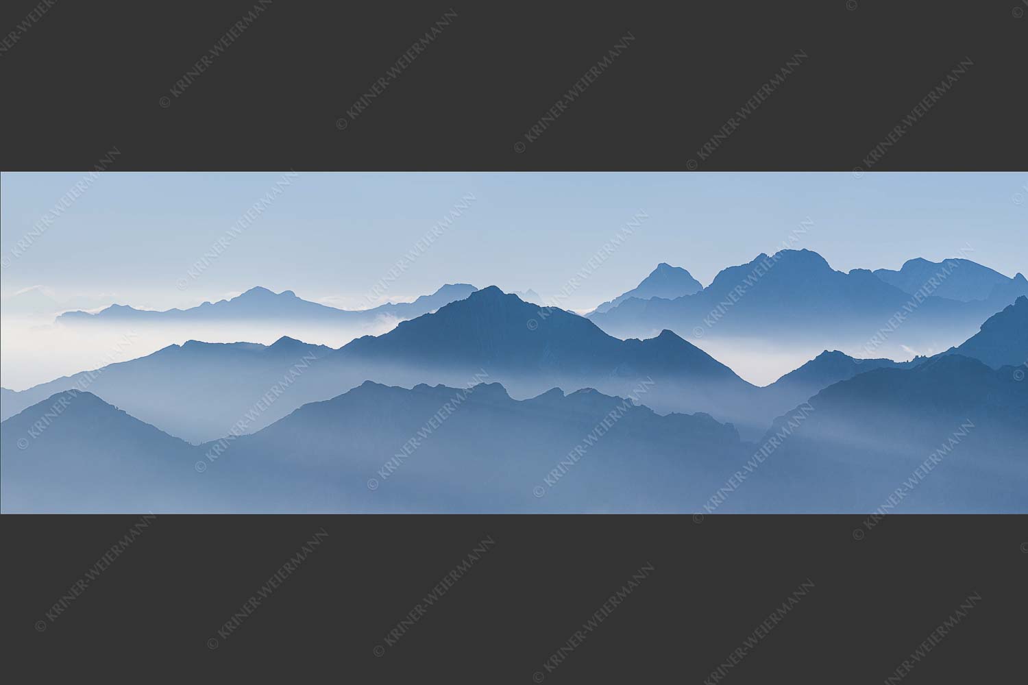 Klar und deutlich trennen sich die Bergketten von Soiern- und Karwendelgebirge - Morgenschnitt 3:1  -- Silhouetten im Karwendel - mehr Infos bei www.Kriner-Weiermann.de