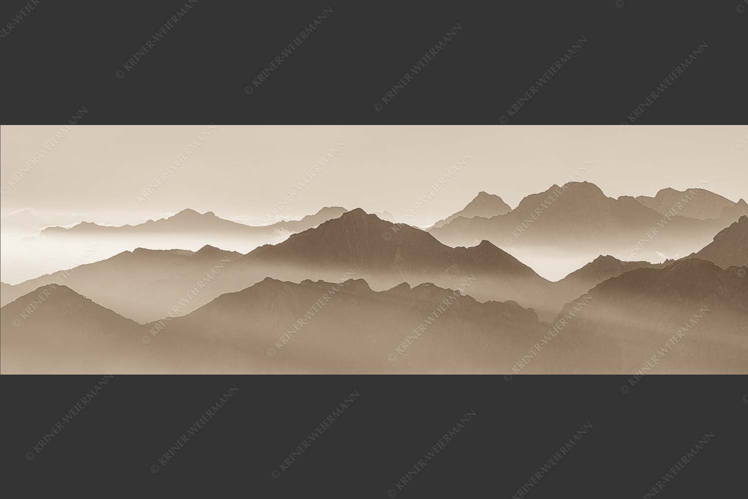 Klar und deutlich trennen sich die Bergketten von Soiern- und Karwendelgebirge - Morgenschnitt 3:1 sepia -- Silhouetten im Karwendel - mehr Infos bei www.Kriner-Weiermann.de